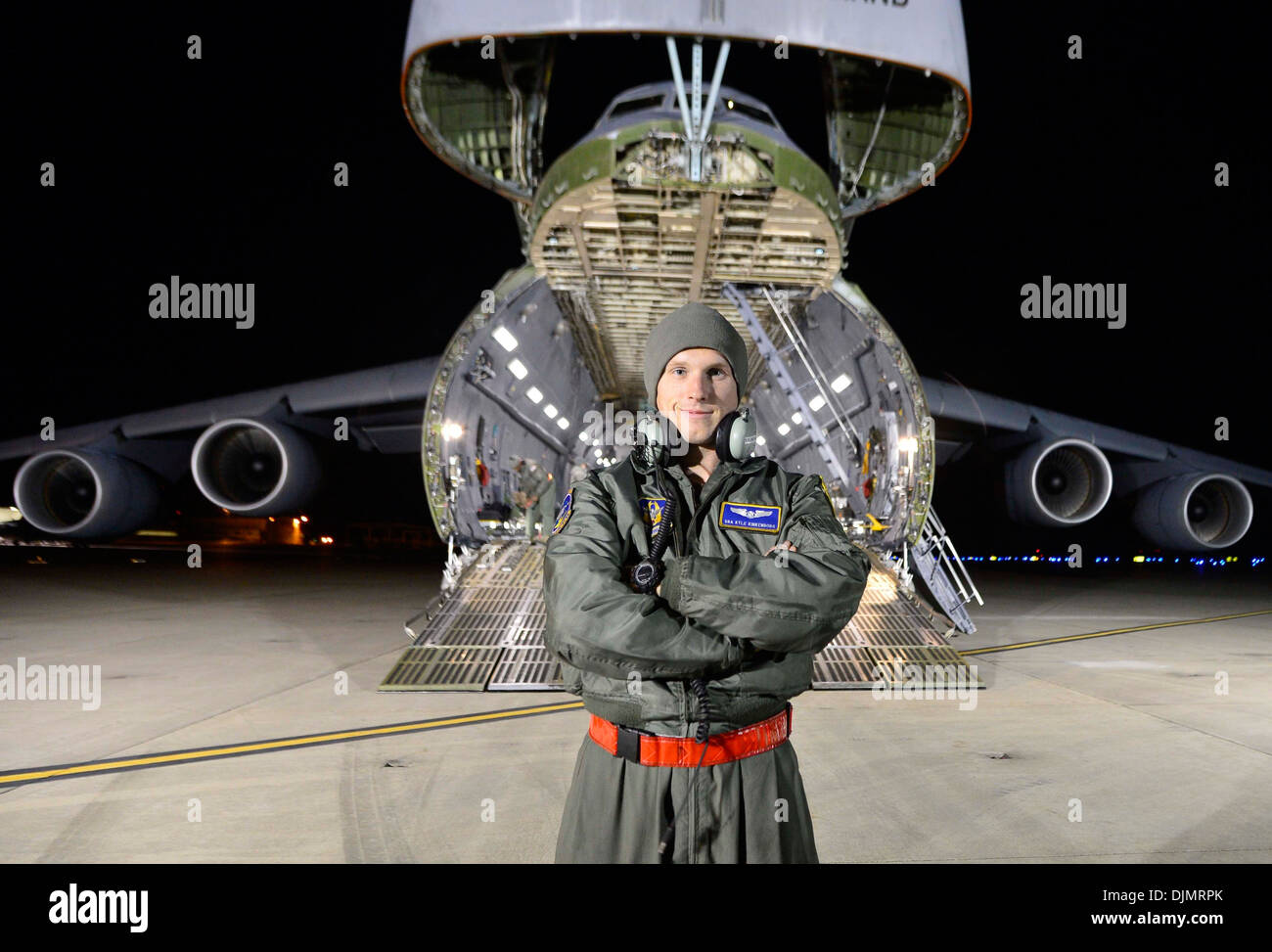Air Force Reserve Senior Airman Kyle Klinkenborg, 709th Airlift Squadron Loadmaster posiert vor einer C - 5 M Super Galaxy im Anschluss an der Last von der globalen Niederschläge Messung Satellit Zusatzausrüstung 20. November 2013 auf gemeinsamer Basis Andrews, MD. Stockfoto