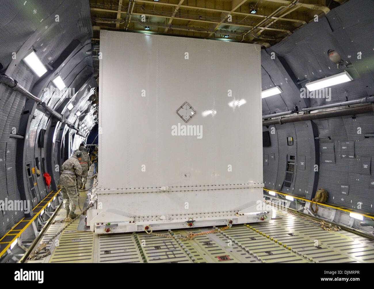 Ein globaler Niederschlag Messung Satellit befindet sich in den Frachtraum einer C - 5 M Super Galaxy 20. November 2013, auf gemeinsame Basis Andrews, MD. Der Satellit und Container, die ca. 57.000 Pfund wog, waren langsam und sorgfältig winche Stockfoto