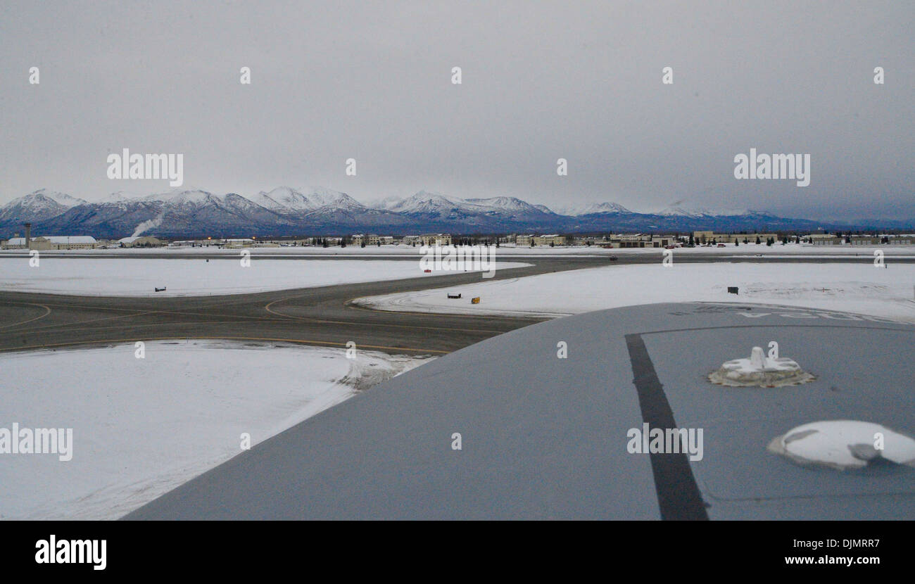 Die szenische Berge Alaskas von oben auf eine c-5 M Super Galaxy gesehen 21. November 2013, bei Joint Base Elmendorf-Richardson, Alaska. Eine C - 5M-Crew aus dem 709 hielten Airlift Squadron an JBER zum Auftanken während einer Mission liefert eine globale Niederschlag M Stockfoto