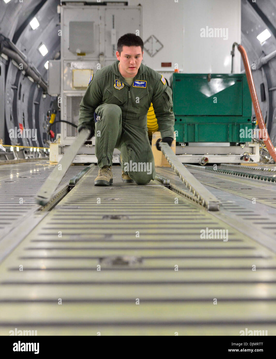 Air Force Reserve Senior Airman Travis Shea, 709th Airlift Squadron Loadmaster Student, bereitet den Ladeboden einer Galaxie C - 5M Super für die globalen Niederschläge Messung Satelliten Zusatzausrüstung 21. November 2013 auf gemeinsamer Basis Andrews, MD. Das mis Stockfoto