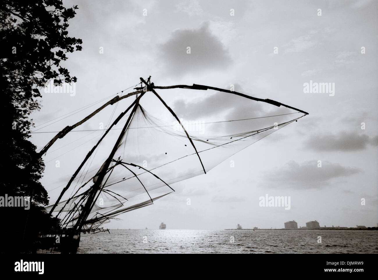 Chinesische Fischernetze in Fort Kochi Cochin in Kerala in Südindien in Asien. Fische Net Meer Arbeit alte Geschichte Landschaft Himmel Reisen Wanderlust Eskapismus Stockfoto