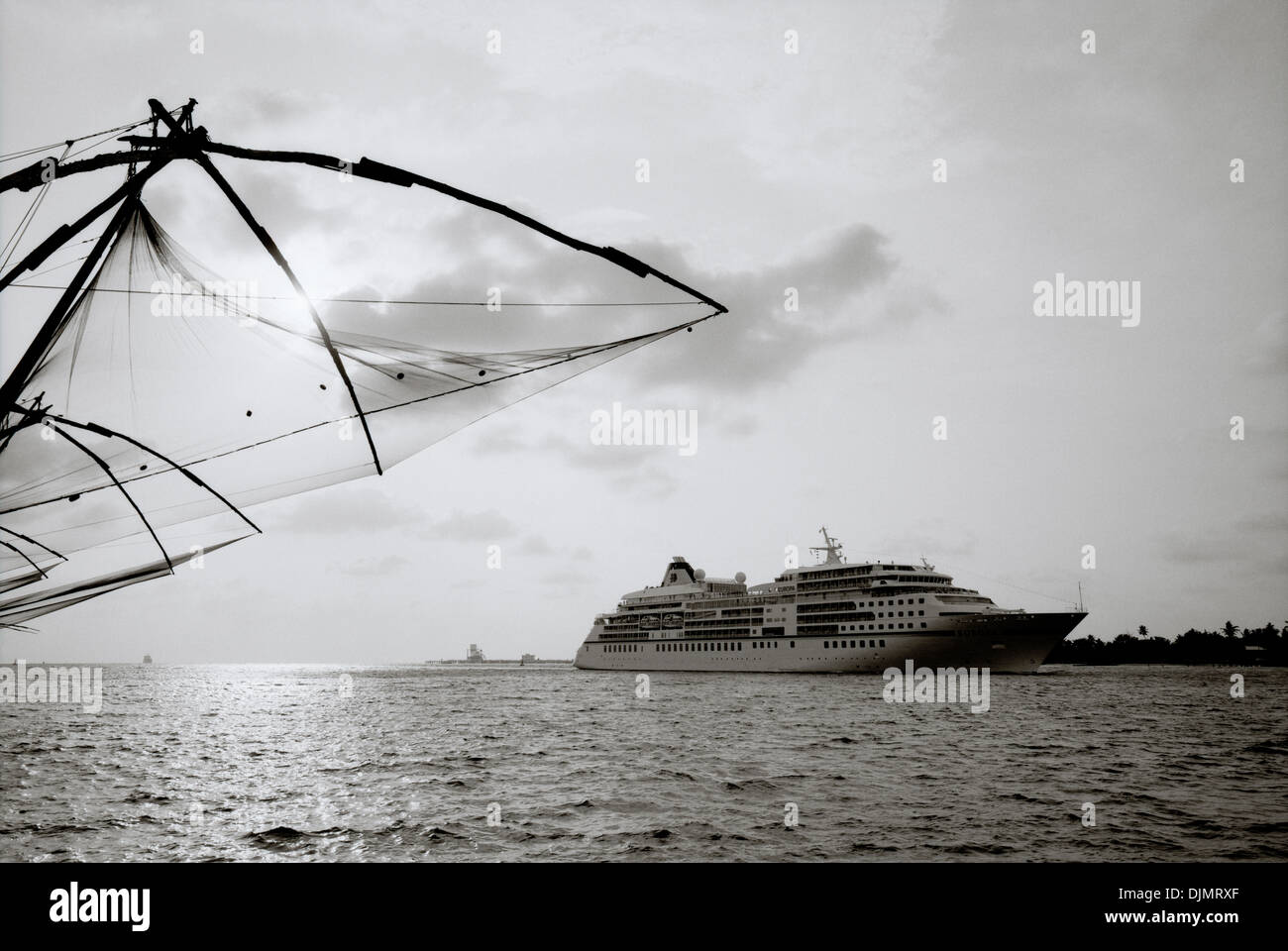 Chinesische Fischernetze in Fort Kochi Cochin in Kerala in Südindien in Asien. Fische Net Meer Arbeit alte Geschichte Landschaft Himmel Reisen Wanderlust Eskapismus Stockfoto