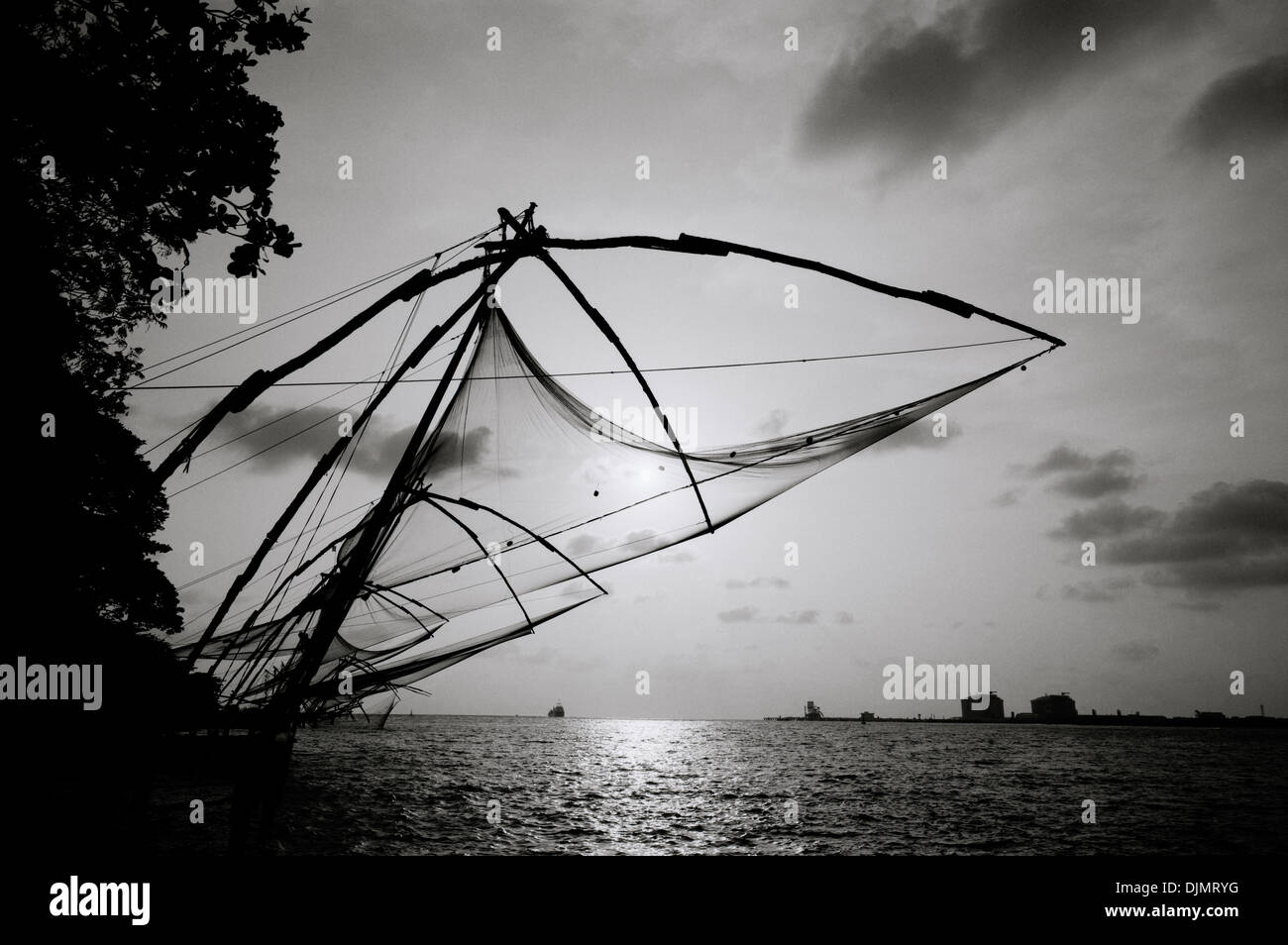 Chinesische Fischernetze in Fort Kochi Cochin in Kerala in Südindien in Asien. Fische Net Meer Arbeit alte Geschichte Landschaft Himmel Reisen Wanderlust Eskapismus Stockfoto