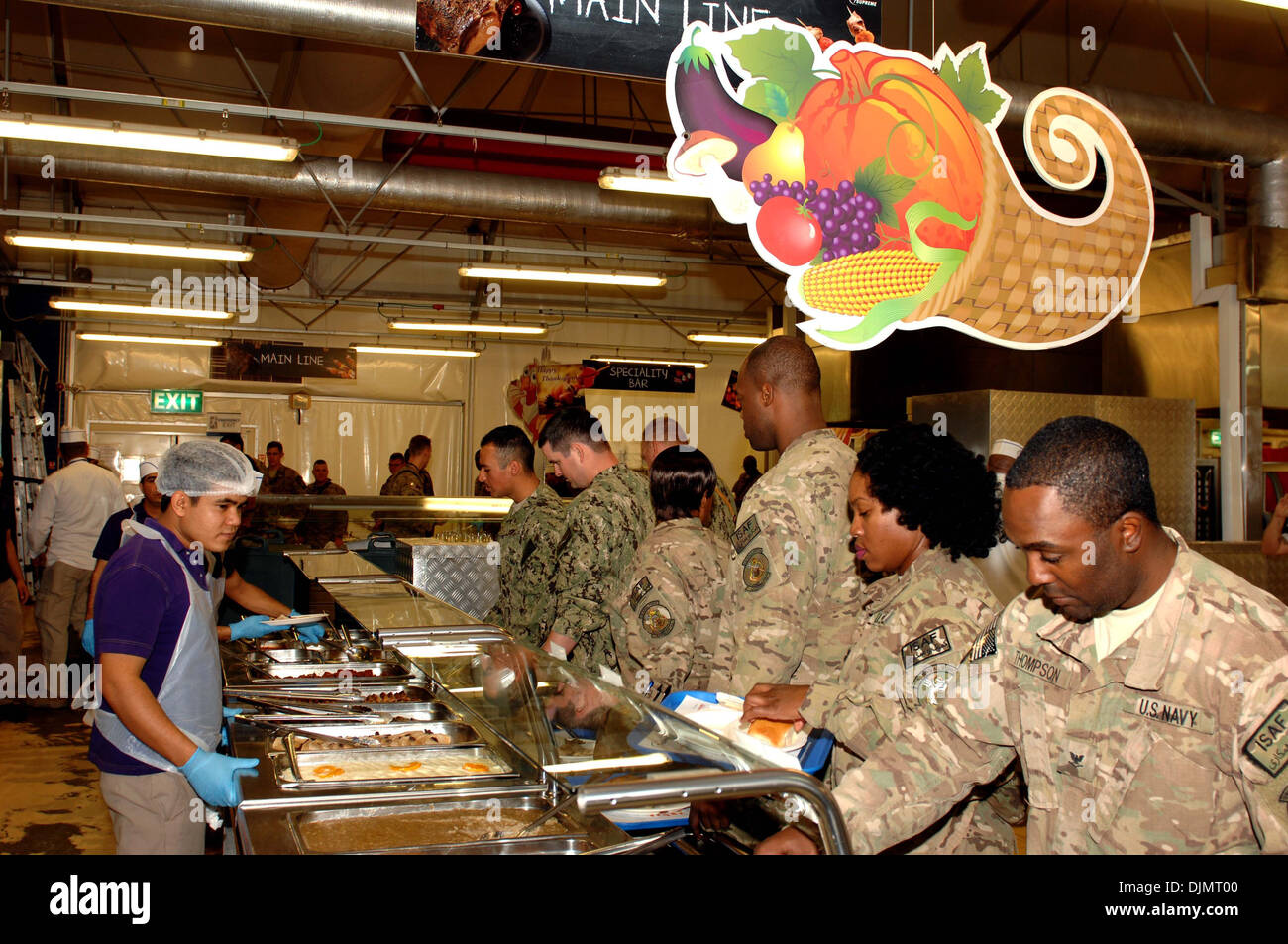 Service-Mitglieder am Kandahar Flugplatz, Afghanistan, erhalten ein Thanksgiving-Essen im North Line Dining Facility, 28. November 2013. Service-Mitglieder wurden zu traditionellen Lebensmitteln einschließlich der Türkei, Füllung, gestampften Kartoffeln, Süßkartoffeln und Kuchen behandelt. Stockfoto