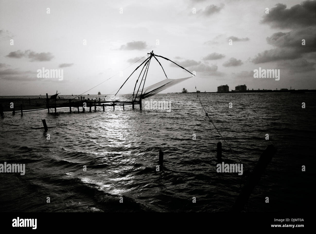 Chinesische Fischernetze in Fort Kochi Cochin in Kerala in Südindien in Asien. Fische Net Meer Arbeit alte Geschichte Landschaft Himmel Reisen Wanderlust Eskapismus Stockfoto