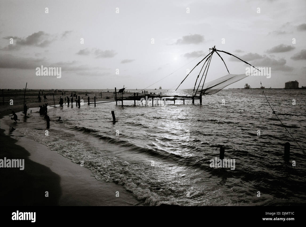 Chinesische Fischernetze in Fort Kochi Cochin in Kerala in Südindien in Asien. Fische Net Meer Arbeit alte Geschichte Landschaft Himmel Reisen Wanderlust Eskapismus Stockfoto