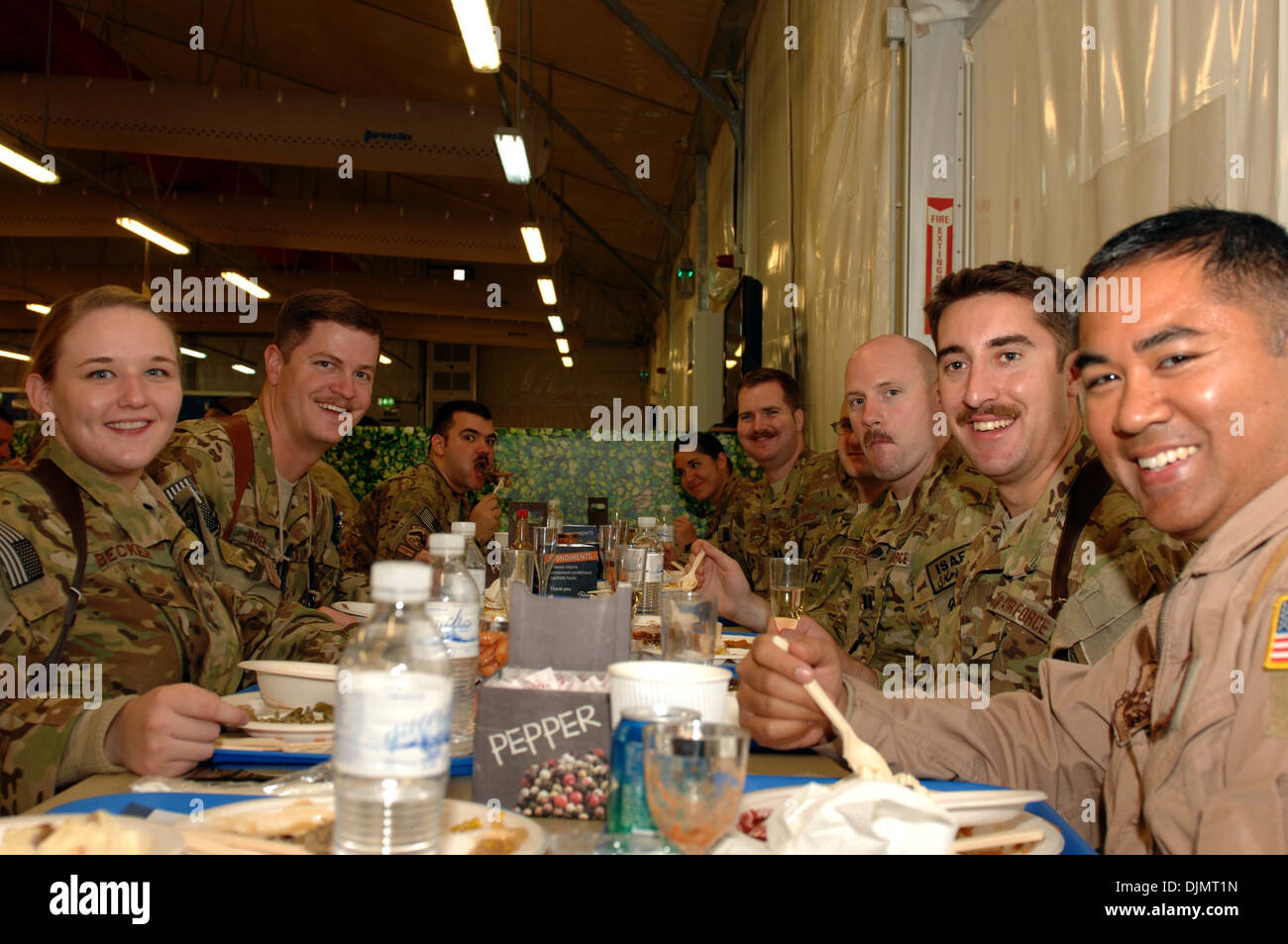 Flieger genießen ein Thanksgiving-Essen im North Line Dining Facility Kandahar airfield, Afghanistan, 28. November 2013. Service-Mitglieder wurden zu traditionellen Lebensmitteln einschließlich der Türkei, Füllung, gestampften Kartoffeln, Süßkartoffeln und Kuchen behandelt. Stockfoto
