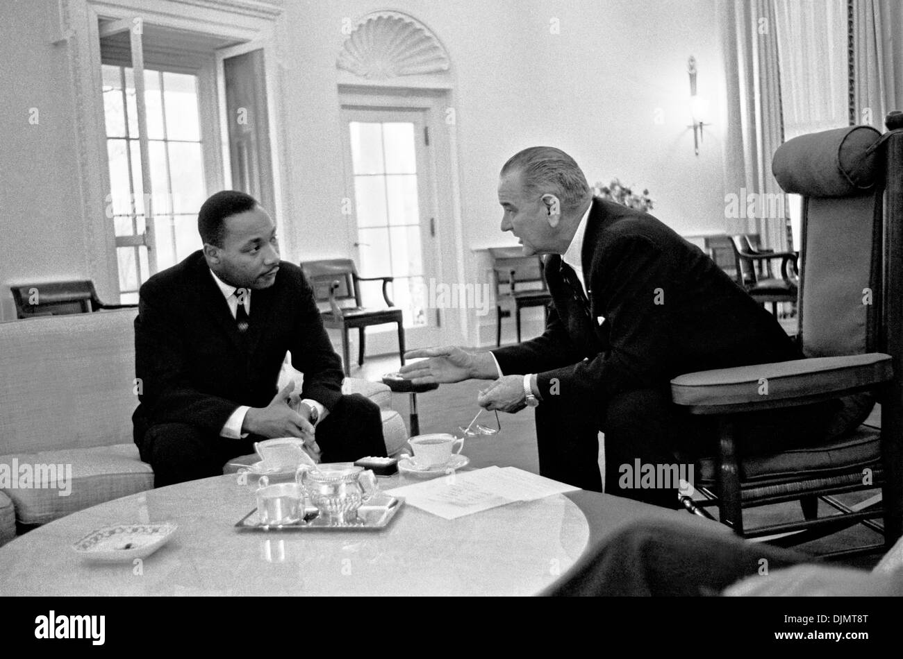 Pfr. Dr. Martin Luther King, Jr. Treffen mit US-Präsident Lyndon B. Johnson im Oval Office des weißen Hauses 3. Dezember 1963 in Washington, DC. Stockfoto