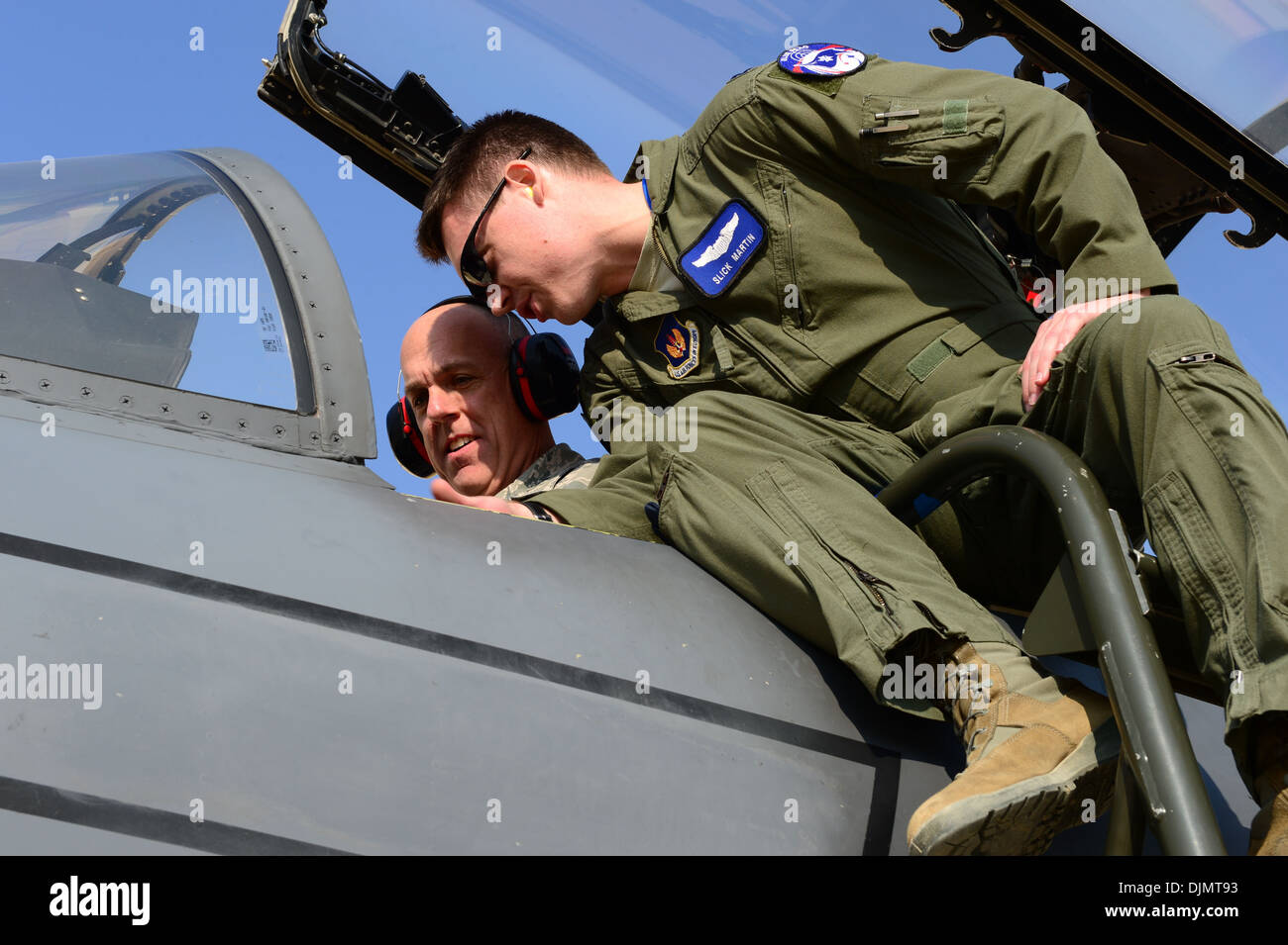 Capt Jackson Martin, zeigt 492nd Fighter Squadron-Pilot im Cockpit auf eine F-15E Strike Eagle, Major General John Shapland, U.S. Stockfoto