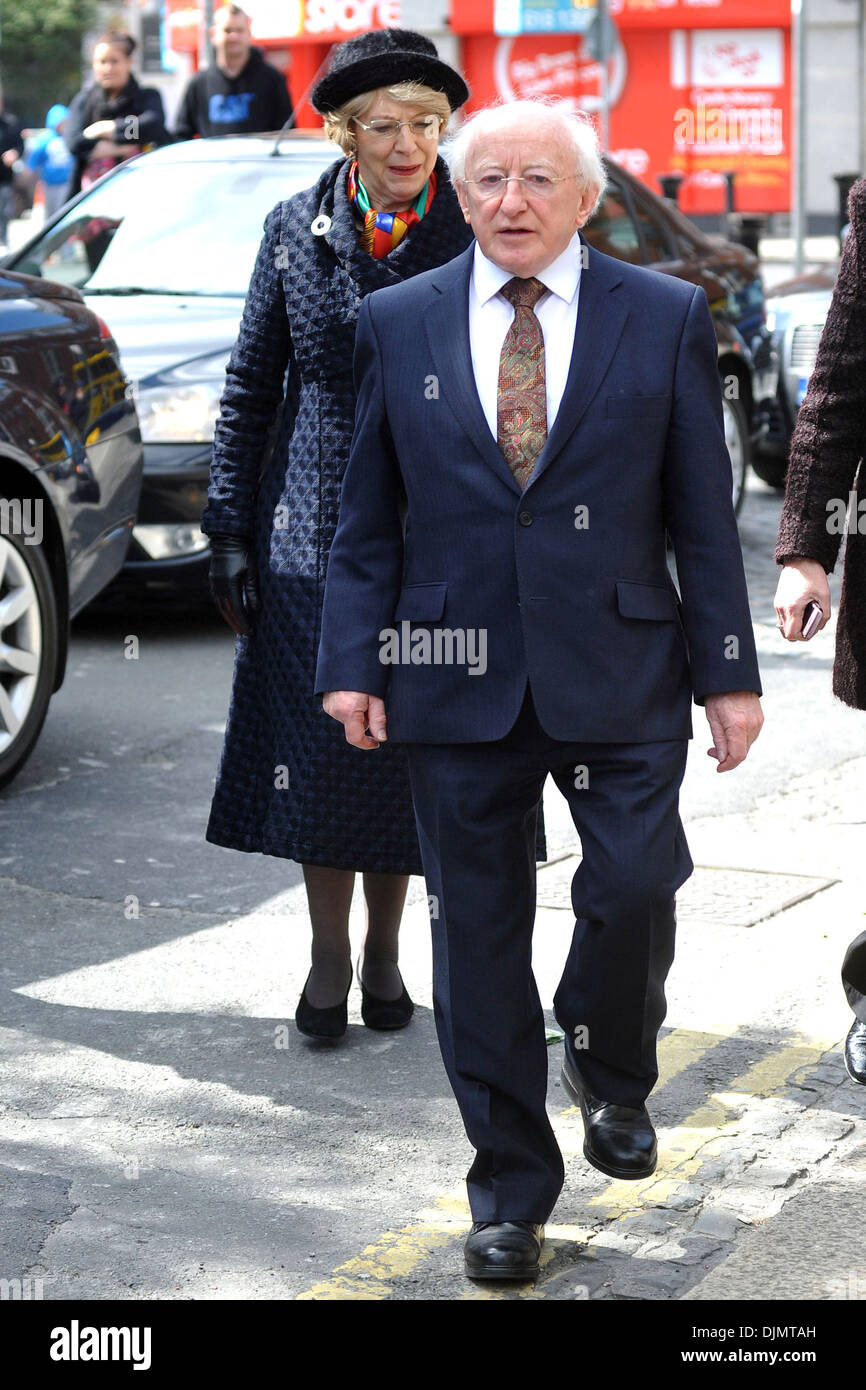 Präsident Michael D Higgins Frau Sabina Higgins Ankunft am Begräbnis Künstler Louis Le Brocquy bei St Patricks Stockfoto