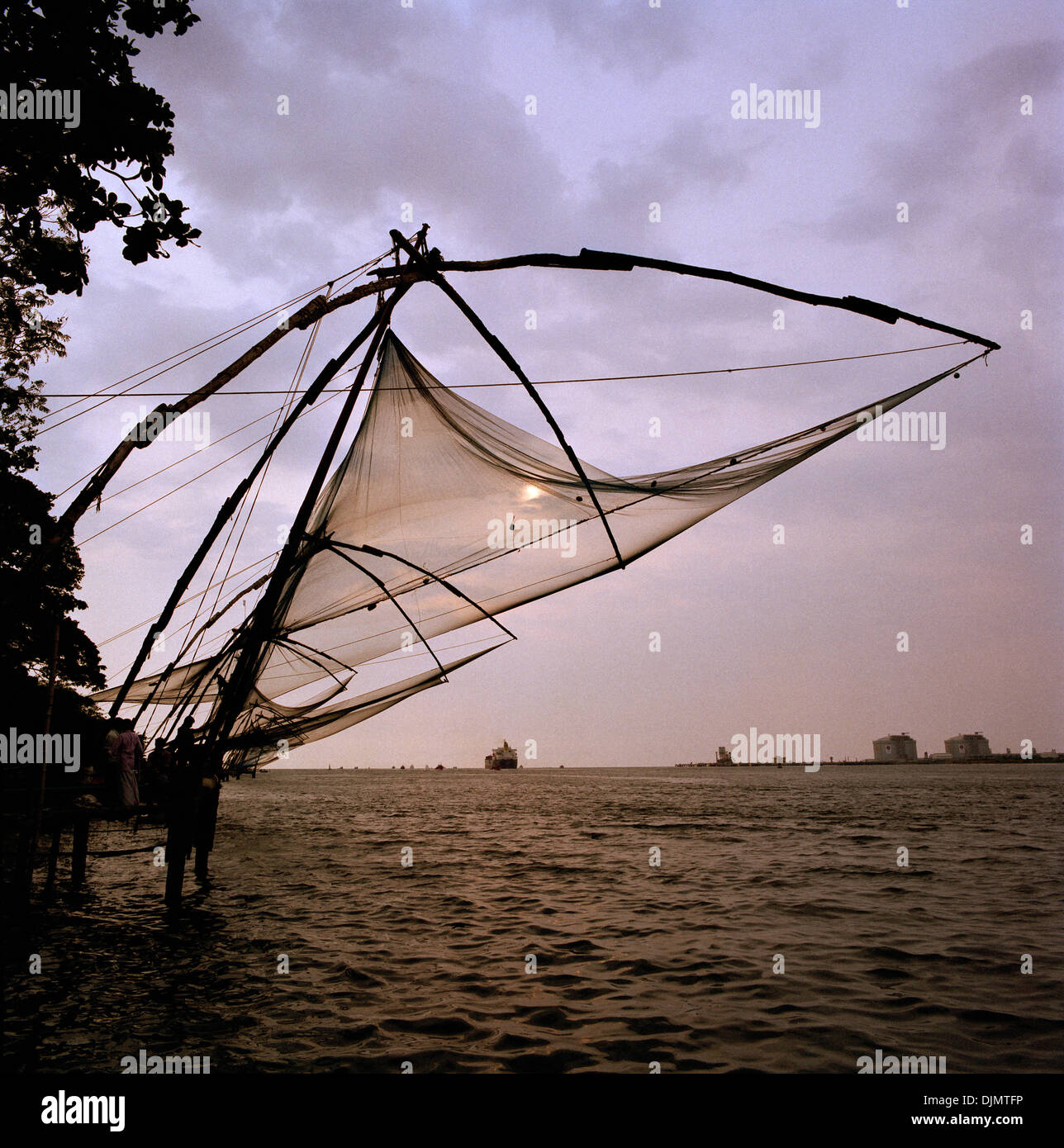 Chinesische Fischernetze in Fort Kochi Cochin in Kerala in Südindien in Asien. Fische Net Meer Arbeit alte Geschichte Landschaft Himmel Reisen Wanderlust Eskapismus Stockfoto