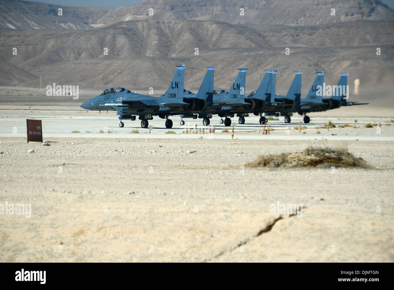Eine Gruppe von F-15E Strike Eagles Bühne vor nehmen ab während die blaue Flagge-Übung auf Uvda Air Force Base in Israel 24 November 201 Stockfoto