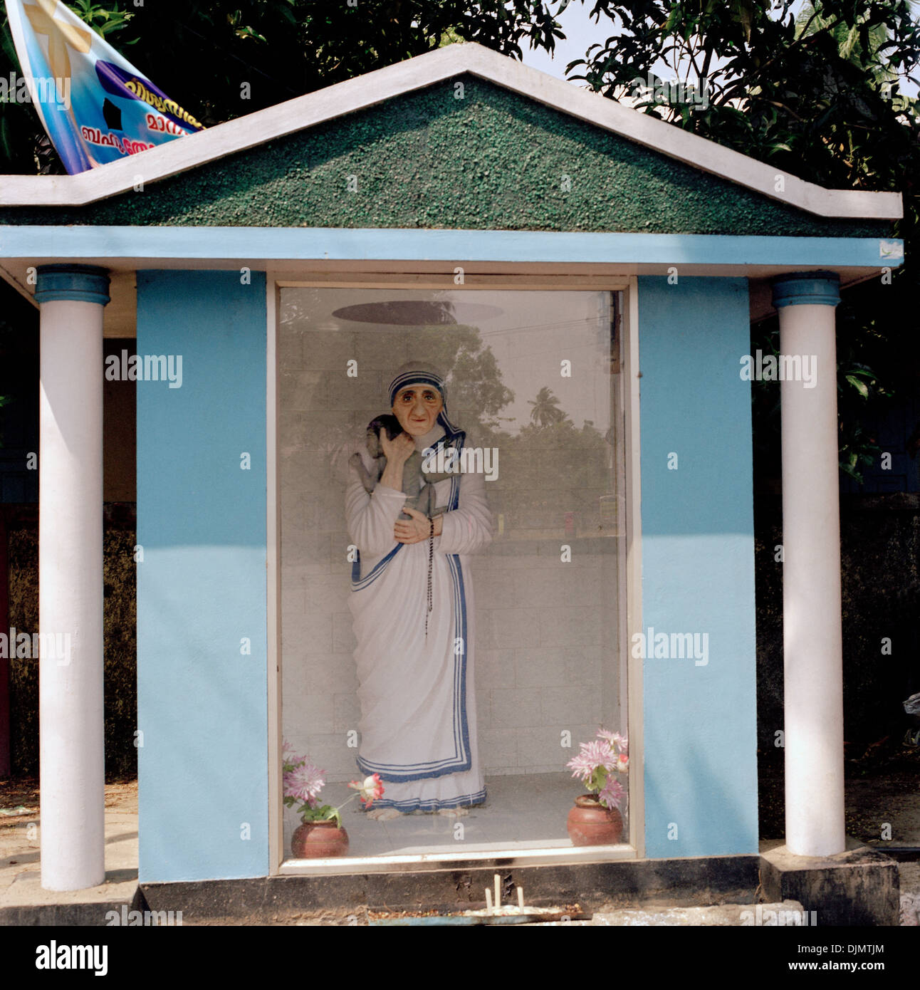 Mutter Teresa-Denkmal in Fort Kochi Cochin in Kerala in Südindien in Asien. Römisch-katholisch Nonne Charity Symbol Kitsch Erinnerung Geschichte reisen Stockfoto