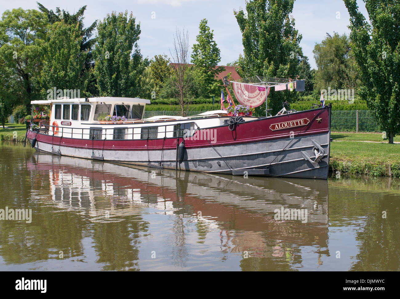 Kanalboot Alouette im Canal du Centre vertäut Burgund Ost-Frankreich Stockfoto