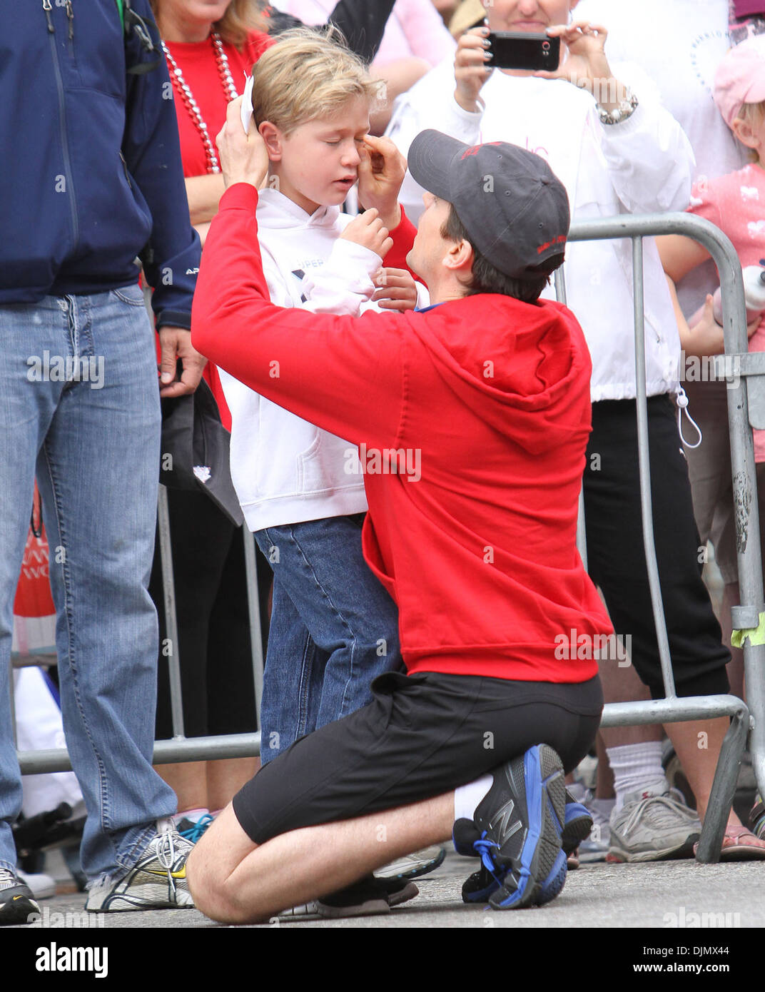 Matt Bomer mit seinem Sohn Kit Bomer 19. jährliche EIF Revlon laufen zu