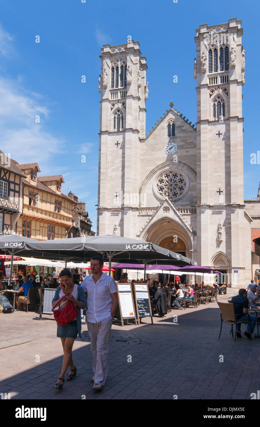 Paare, die durch den Ort St. Vincent, Chalon Sur Saone Burgund, Ostfrankreich Stockfoto