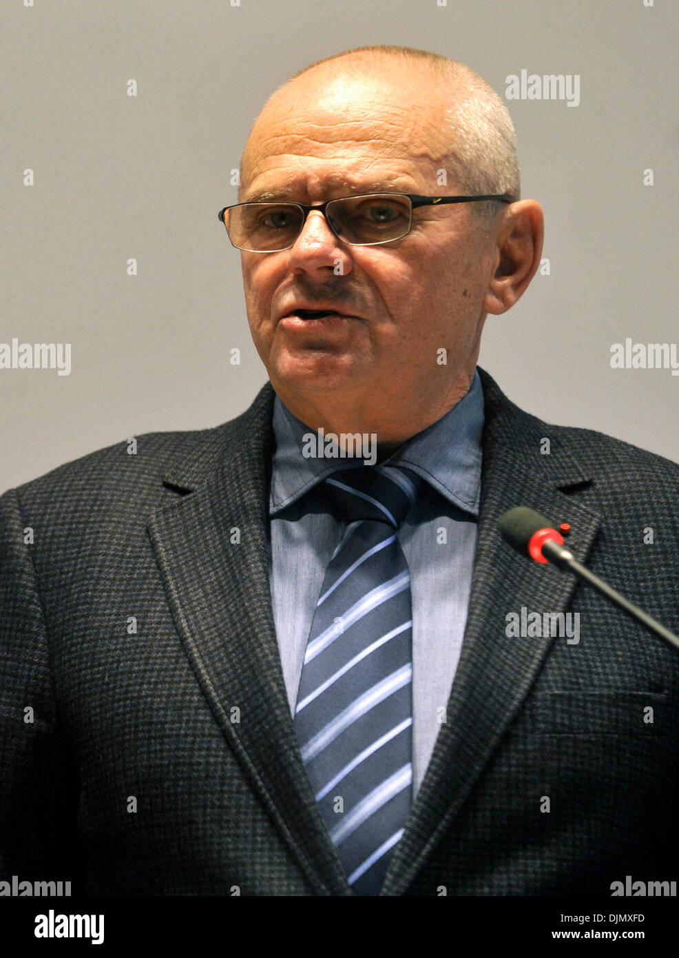 Bratislava, Slowakei. 29. November 2013.Slovak Schauspieler und ehemaliger Politiker Milan Knazko, 68, offiziell angekündigt, dass er als unabhängiger Kandidat bei den direkten Präsidentschaftswahlen im Jahr 2014 läuft. Er kehrt nach elf Jahren Politik. Knazko war ein führender Protagonist der Ereignisse, die zum Sturz des kommunistischen Regimes Ende 1989 führte er Politik zum ersten Mal wechselte. Er erklärte seinen Präsidenten Kandidatur sagen, dass die politische Situation in der Slowakei wieder beginnt, die Vergangenheit zu ähneln. (CTK Foto/Jan Koller/Alamy Live News) Stockfoto