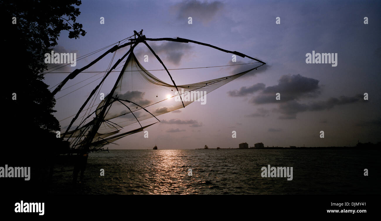 Chinesische Fischernetze in Fort Kochi Cochin in Kerala in Südindien in Asien. Fische Net Meer Arbeit alte Geschichte Landschaft Himmel Reisen Wanderlust Eskapismus Stockfoto