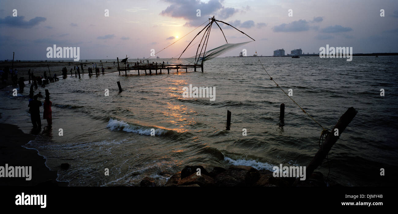 Chinesische Fischernetze in Fort Kochi Cochin in Kerala in Südindien in Asien. Fische Net Meer Arbeit alte Geschichte Landschaft Himmel Reisen Wanderlust Eskapismus Stockfoto