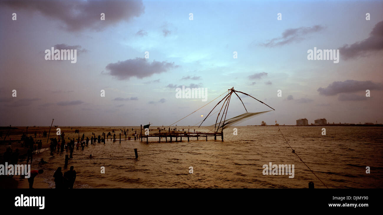 Chinesische Fischernetze in Fort Kochi Cochin in Kerala in Südindien in Asien. Fische Net Meer Arbeit alte Geschichte Landschaft Himmel Reisen Wanderlust Eskapismus Stockfoto