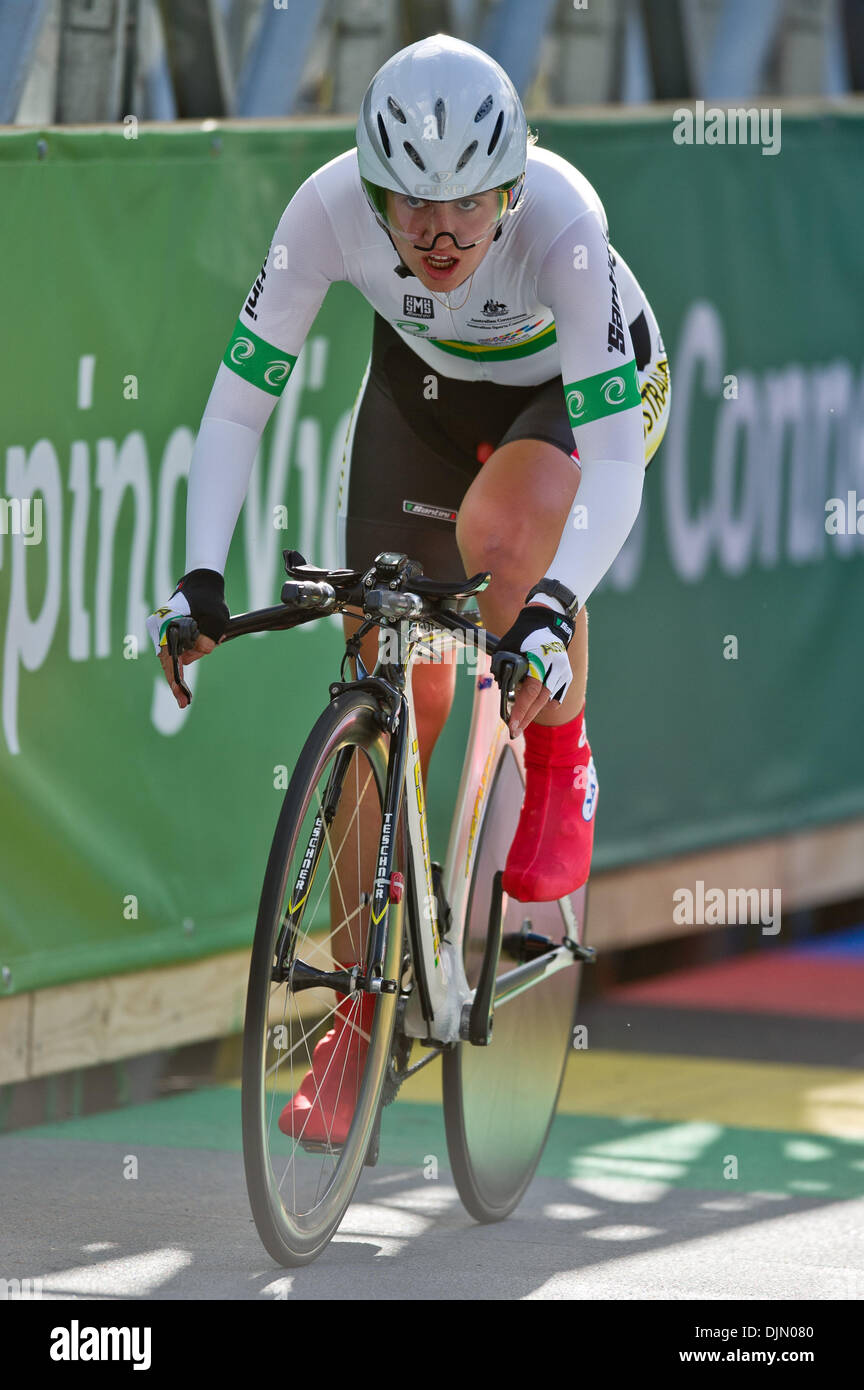 29. September 2010 - Brücke Geelong, Victoria, Australien - RHODES Alexis (AUS) über Queens Park Rd auf die Frauen Zeit trial Veranstaltung in 2010 UCI Straßen-WM in Geelong, Victoria, Australien. (Kredit-Bild: © Sydney Low/Southcreek Global/ZUMApress.com) Stockfoto