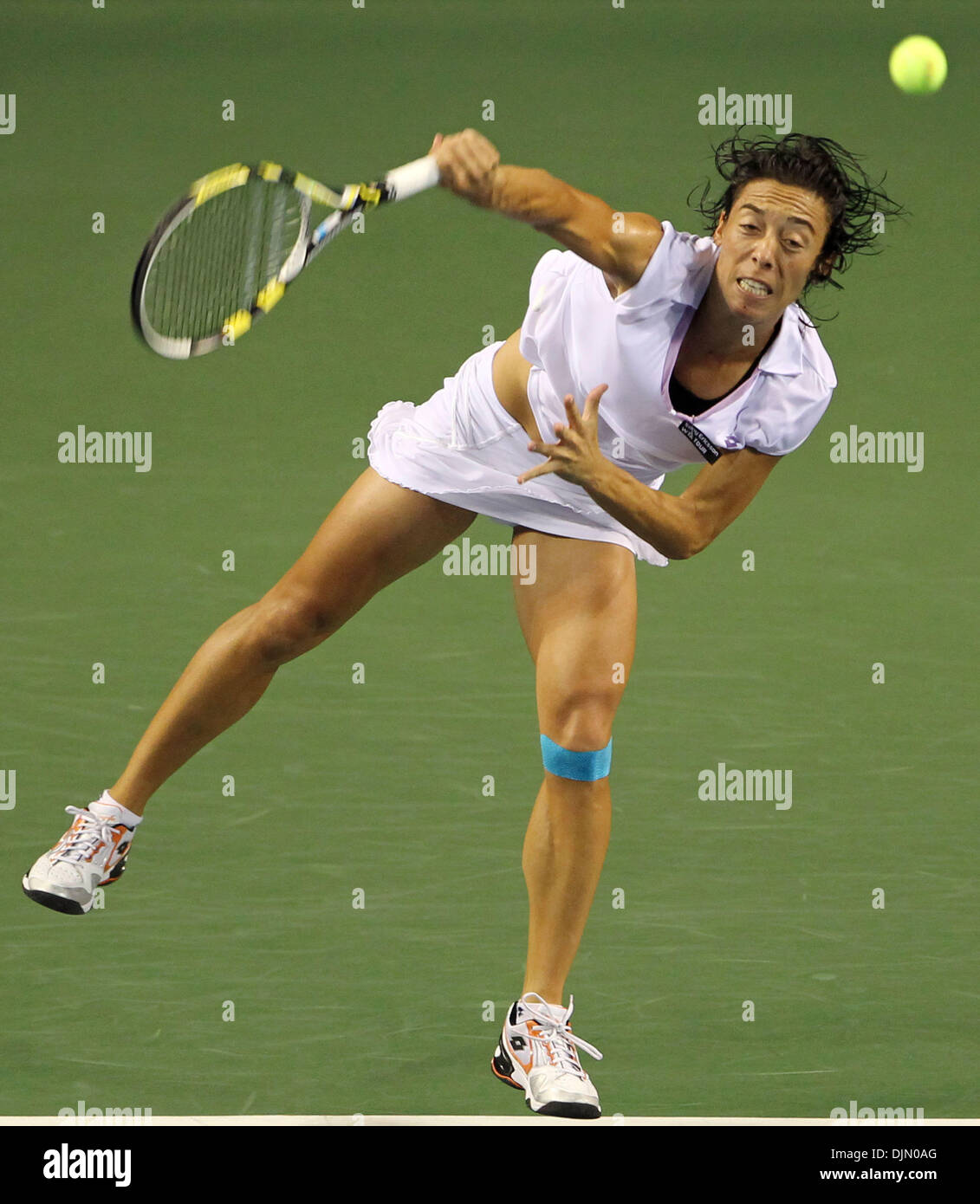 30. September 2010 - Tokyo, Japan - FRANCESCA SCHIAVONE von Italien dient K. Kanepi Italiens bei den Pan Pacific Open Tennis-Turnier in Ariake Kolosseum in Tokio, Japan. (Kredit-Bild: © Junko Kimura/Jana/ZUMApress.com) Stockfoto