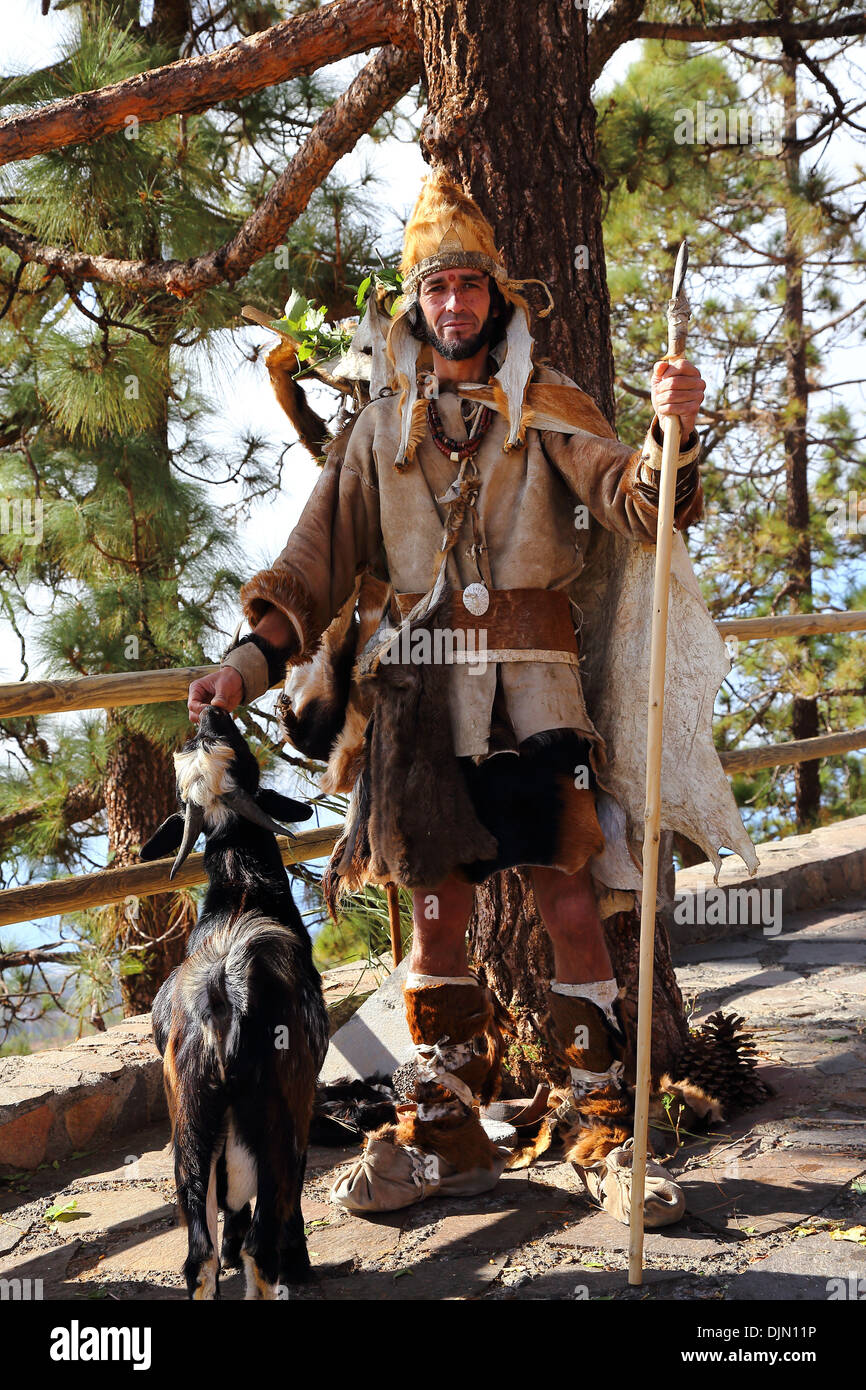 Mann gekleidet in Vorfahren Haut Outfit, Kanarischen Insel Teneriffa Spanien Stockfoto