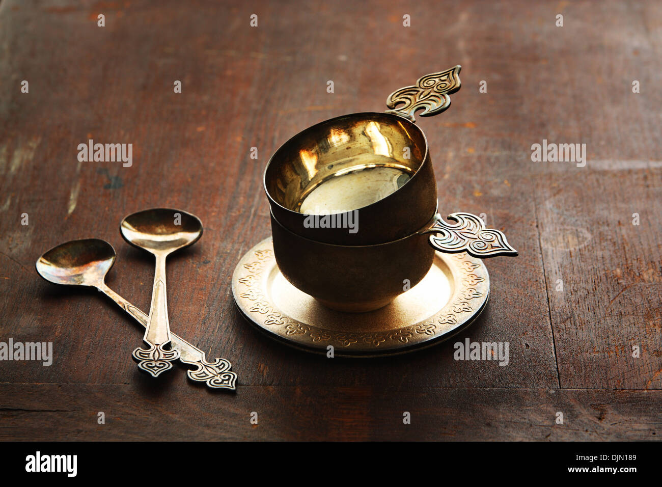 Metallische Kaffeetassen auf einem alten braunen Hintergrund Stockfoto