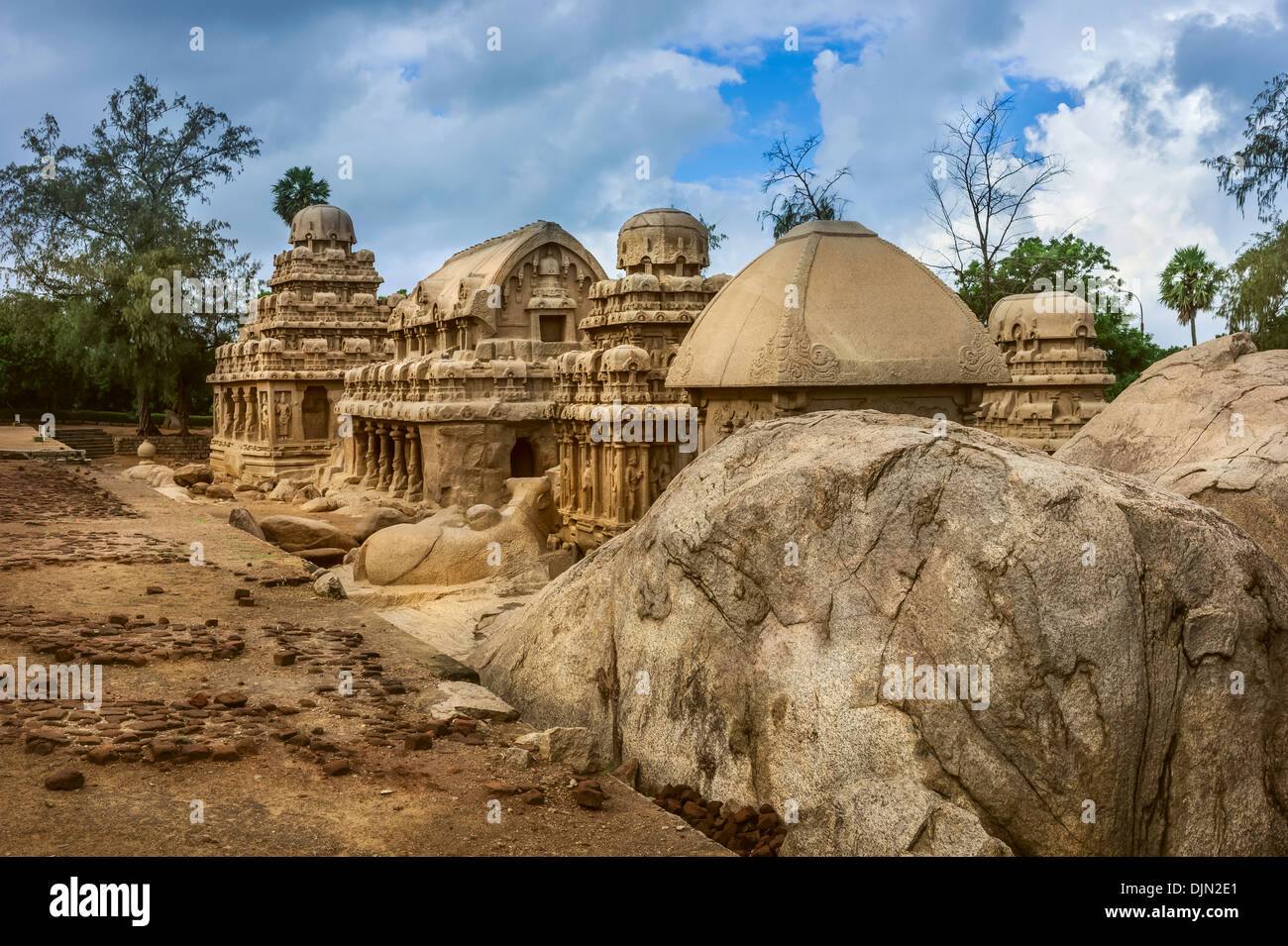 Fünf Rathas, alten monolithischen Stein Schnitzereien, fotografiert nach einem Starkregen Sturm in Mamallapuram, Tamil Nadu, Indien. Stockfoto