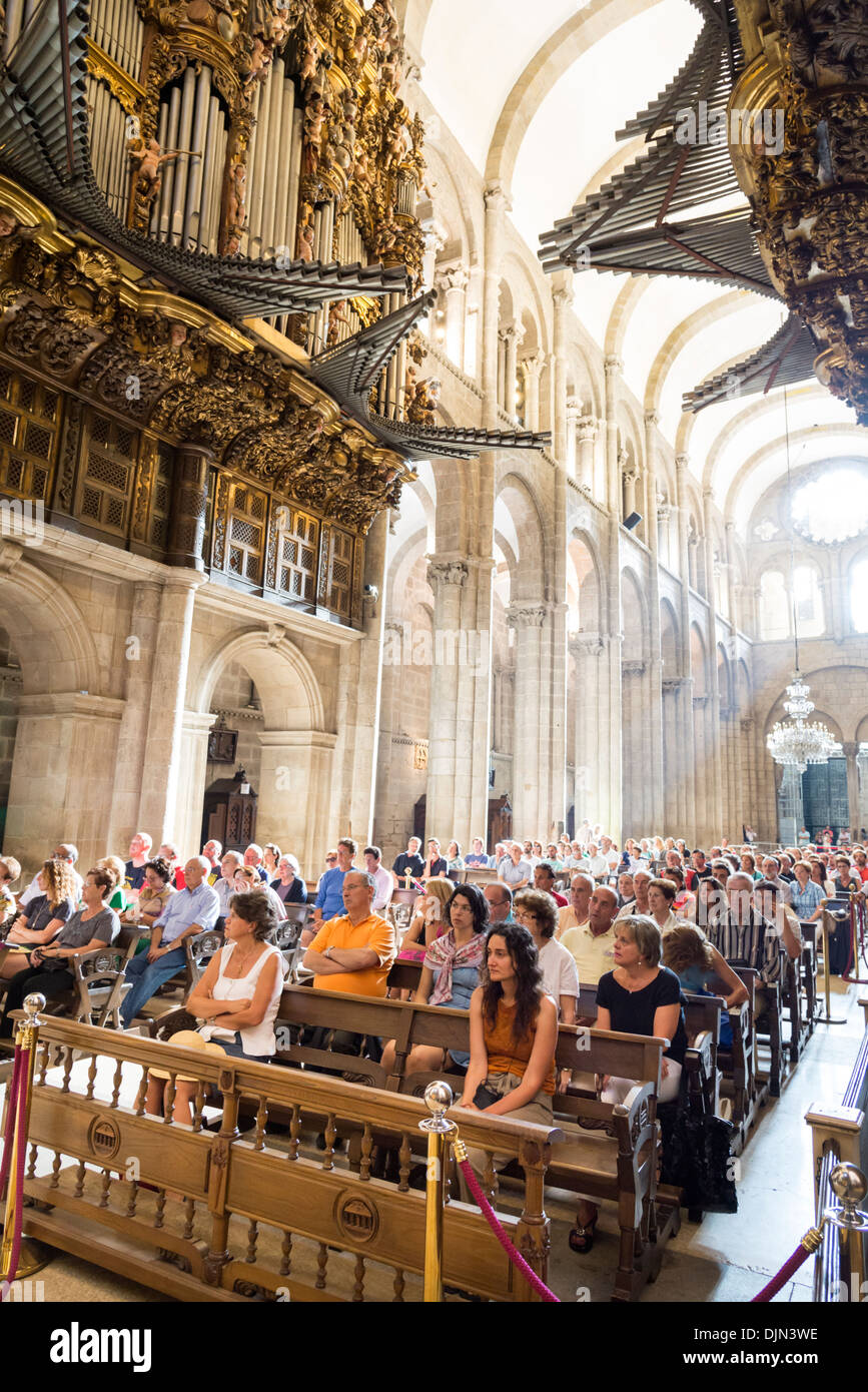 Gemeinde im Inneren der Kathedrale in Santiago De Compostela, Galicien, Spanien Stockfoto