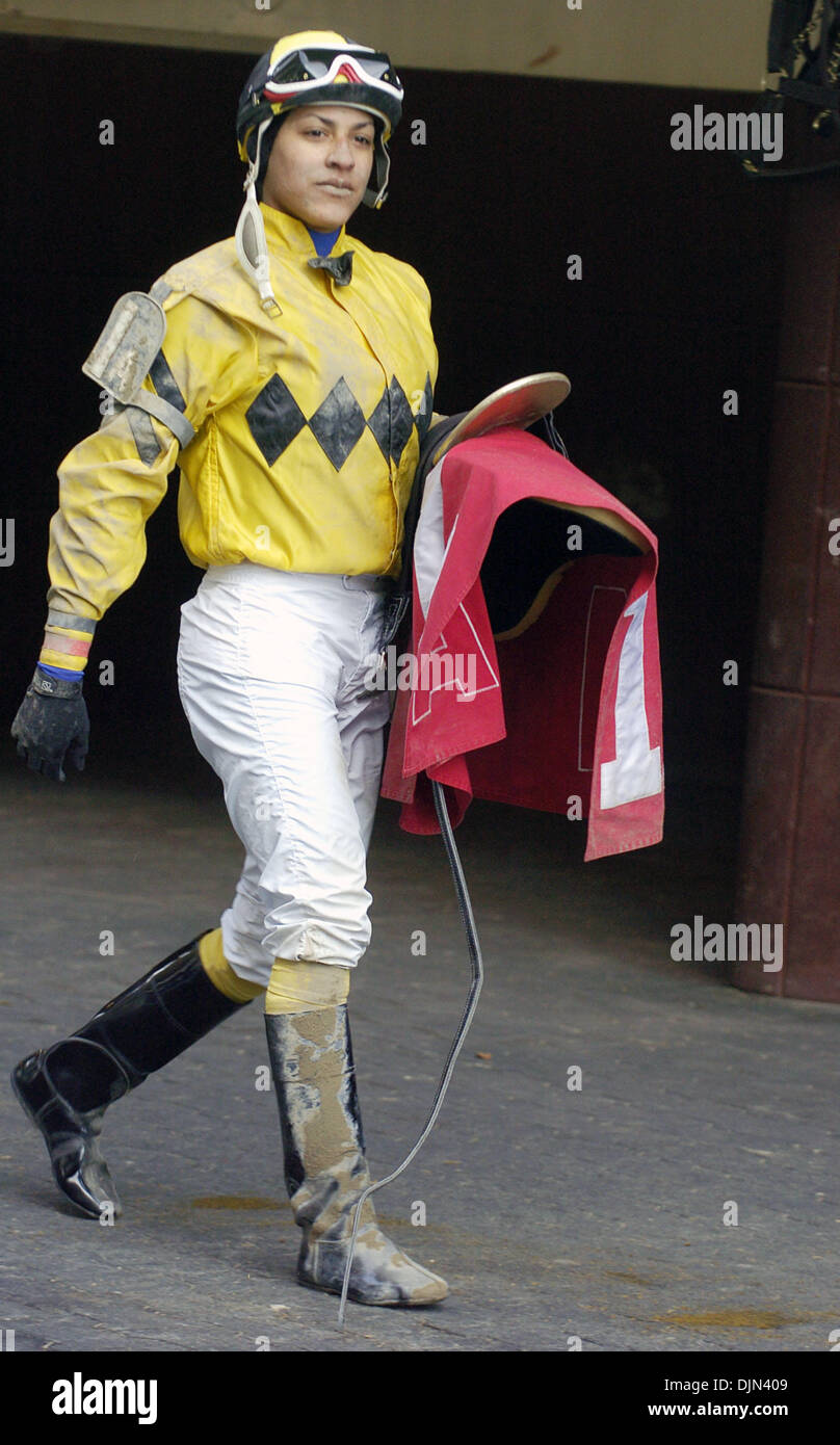 2. März 2008 - South Ozone Park, Queens, NY, USA - bedeckt im Schlamm CAROL CEDENO ins Fahrerlager nach dem 6. Rennen zurück. Carol Cedeno, 19, von Puerto Rico ist die einzige weibliche Jockey auf den Winter Pferderennen am Aquädukt Rennbahn treffen. Carol verloren ihr Reiten Status "Fehler" und am 28. Februar und gewann ihr ersten Rennen am Aquädukt heute als Geselle. Carol begann Reiten Land h Stockfoto