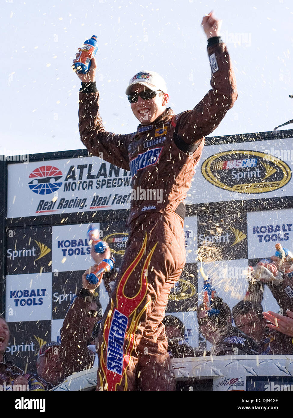 9. März 2008 - Hampton, Georgia, USA - Kyle Busch (#18) SnickersToyota, gewinnt das Kobalt Tools 500 auf dem Atlanta Motor Speedway am Sonntag, 9. März 2008 indem Toyota seinen ersten Sieg in der NASCAR Sprint Cup-Serie. (Bild Kredit: Stockfoto