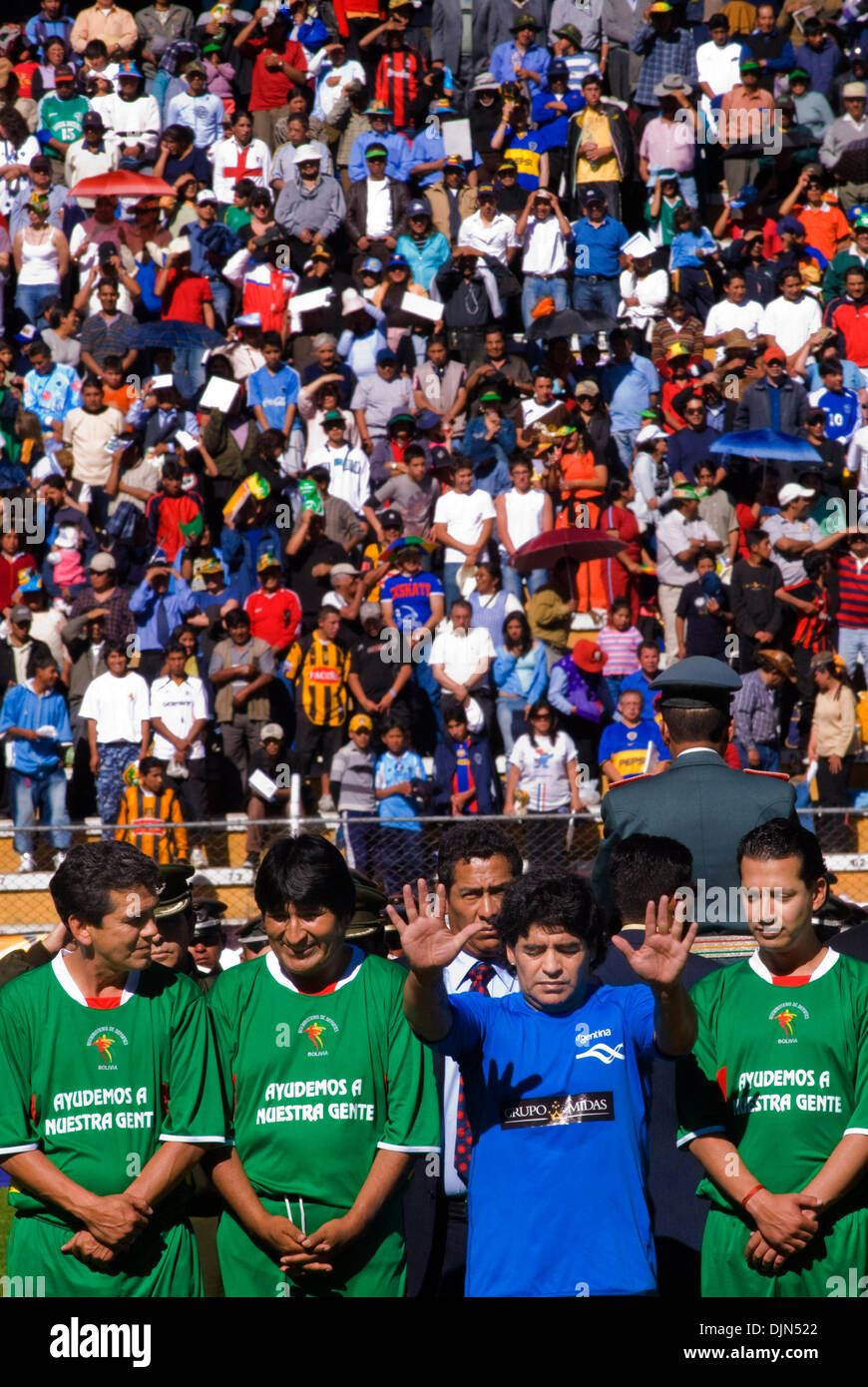 17. März 2008 - La Paz, Bolivien - argentinische Fußballspieler DIEGO MARADONA (R2) und Bolivan Präsident EVO MORALES (L2) in das Stadion La Paz, Bolivien, bevor Sie spielen ein Fußballspiel zwischen Maradona-Team und ex-98 Tasse Weltauswahl, leadered von bolivianischen Präsidenten Evo Morales. Dieses Spiel ist die FIFA-Entscheidung, Stadien auf 2750 Meter über dem Stuhl Ebene und Supor verbieten ablehnen Stockfoto