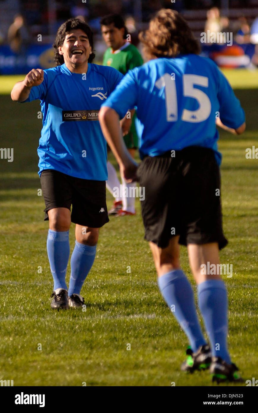 17. März 2008 feiert - La Paz, Bolivien - argentinische Fußballspieler DIEGO MARADONA ein Ziel während des Spielens ein Fußballspiel gegen ex-98 Tasse Weltauswahl, leadered von bolivianischen Präsidenten Evo Morales in La Paz, Bolivien.  Dieses Spiel ist zur Ablehnung der FIFA-Entscheidung, Stadien auf 2750 Meter über dem Stuhl zu verbieten, Ebene und Suport Opfern von den jüngsten Überschwemmungen, die ein Impo beeinflussen Stockfoto