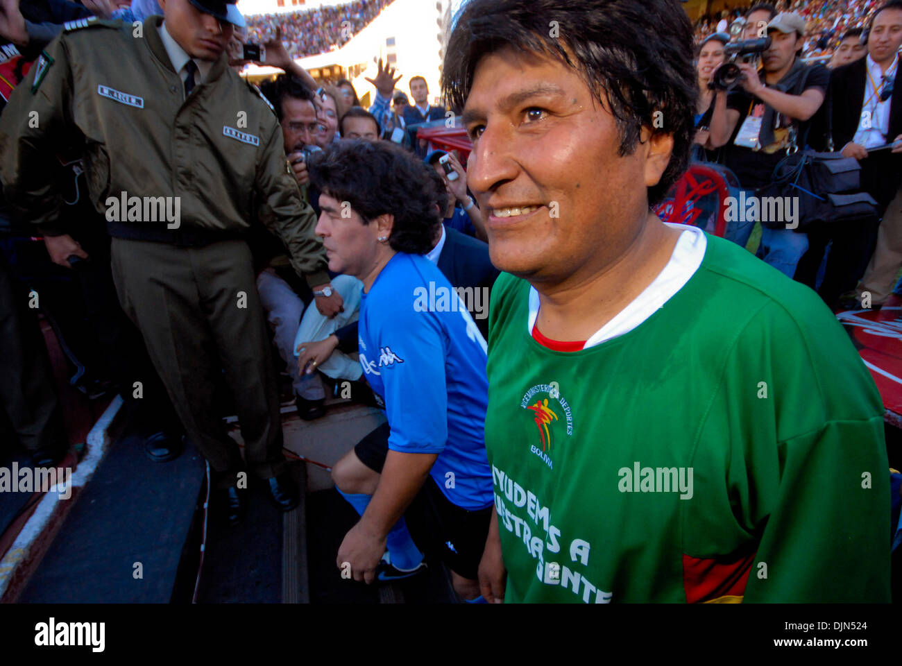 17. März 2008 bekommen - La Paz, Bolivien - argentinische Fußballspieler DIEGO MARADONA (L) und Bolivoan Präsident Evo Morales, das Stadion von La Paz, Bolivien, um ein Fußballspiel zwischen Maradona-Team und ex-98 Tasse Weltauswahl, leadered von bolivianischen Präsidenten Evo Morales zu spielen. Dieses Spiel ist die FIFA-Entscheidung, Stadien auf 2750 Meter über dem Stuhl Ebene und Suport Opfer verbieten ablehnen Stockfoto