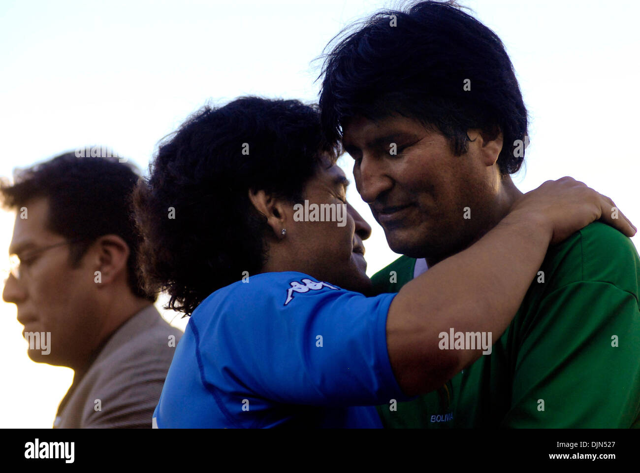 17. März 2008 - La Paz, Bolivien - argentinische Fußballspieler DIEGO MARADONA (L) und Bolivan President EVO MORALES (R) im Stadion La Paz, Bolivien, um ein Fußballspiel zwischen Maradona-Team und ex-98 Tasse Weltauswahl, leadered von bolivianischen Präsidenten Evo Morales zu spielen. Dieses Spiel ist die FIFA-Entscheidung, Stadien auf 2750 Meter über dem Stuhl Ebene und Suport Opfern verbieten ablehnen Stockfoto