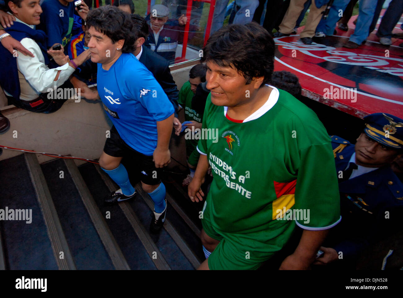 17. März 2008 bekommen - La Paz, Bolivien - argentinische Fußballspieler DIEGO MARADONA (L) und Bolivoan Präsident EVO MORALES, das Stadion von La Paz, Bolivien, um ein Fußballspiel zwischen Maradona-Team und ex-98 Tasse Weltauswahl, leadered von bolivianischen Präsidenten Evo Morales zu spielen. Dieses Spiel ist die FIFA-Entscheidung, Stadien auf 2750 Meter über dem Stuhl Ebene und Suport Opfer verbieten ablehnen Stockfoto