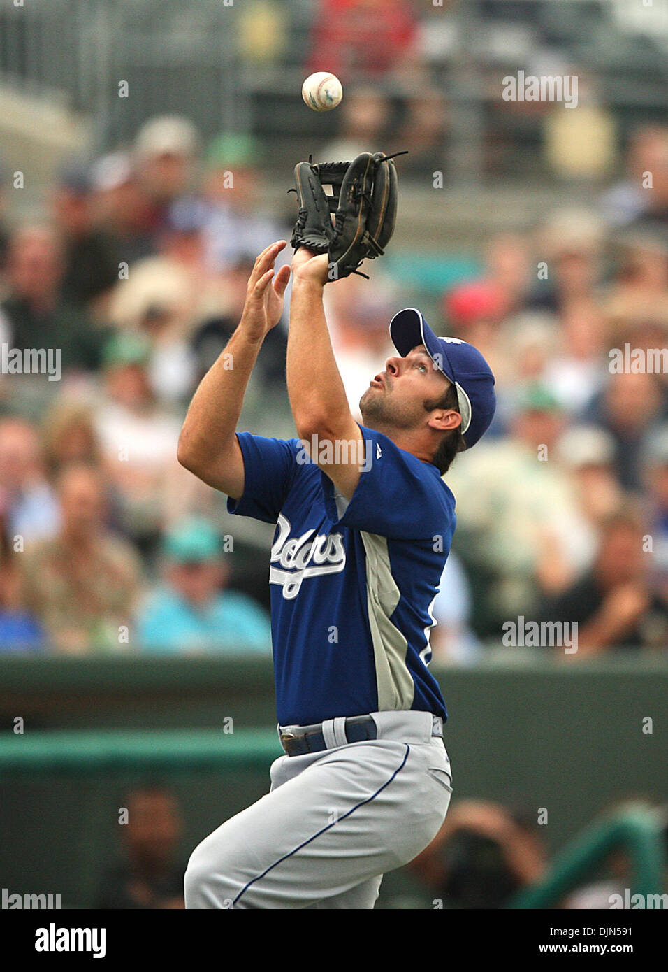 18. März 2008 - Jupiter, Florida, USA - Dodger Infielder BLAKE DEWITT Baumstümpfe einen Infield Fly Ball im dritten Inning eines Spiels zwischen den Florida Marlins und die Los Angeles Dodgers am Dienstagnachmittag Rodger Dean Stadium. (Kredit-Bild: © Damon Higgins/Palm Beach Post/ZUMA Press) Einschränkungen: * USA Boulevardpresse Rechte heraus * Stockfoto