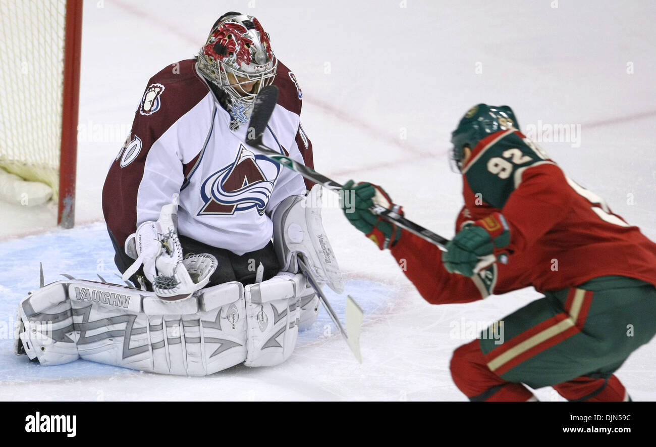 17. März 2008 - St. Paul, Minnesota, USA - Wild vs. Colorado.  Colorado Torhüter José THÉODORE beendet die wilden Branko Radivojevic Break-away Schuss aufs Tor im ersten Zeitraum handeln. (Kredit-Bild: © Bruce Bisping/Minneapolis Star Tribune/ZUMA Press) Einschränkungen: * USA Boulevardpresse Rechte heraus * Stockfoto