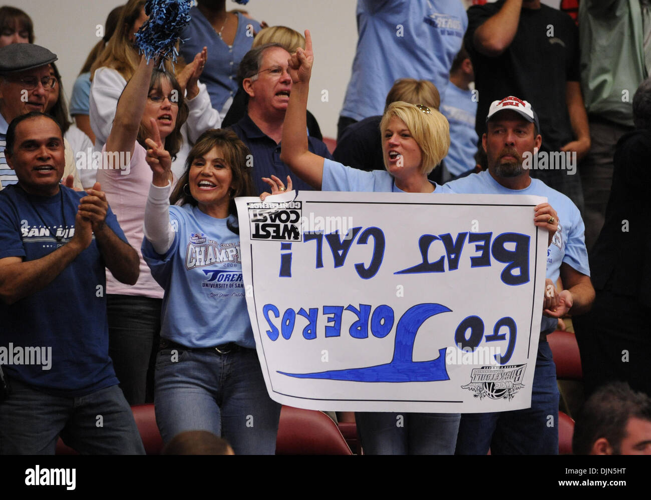 San Diego Toreros fans jubeln für ihr Team, wie halten sie ihre Poster auf den Kopf während des Spielens die California Golden Bears in der 1. Hälfte der ersten Runde der 2008 NCAA Frauen-Basketball-Meisterschaft auf Samstag, 22. März 2008 im Ahorn-Pavillon in Palo Alto, Kalifornien (Jose Carlos Fajardo/Contra Costa Times / ZUMA Press). Stockfoto