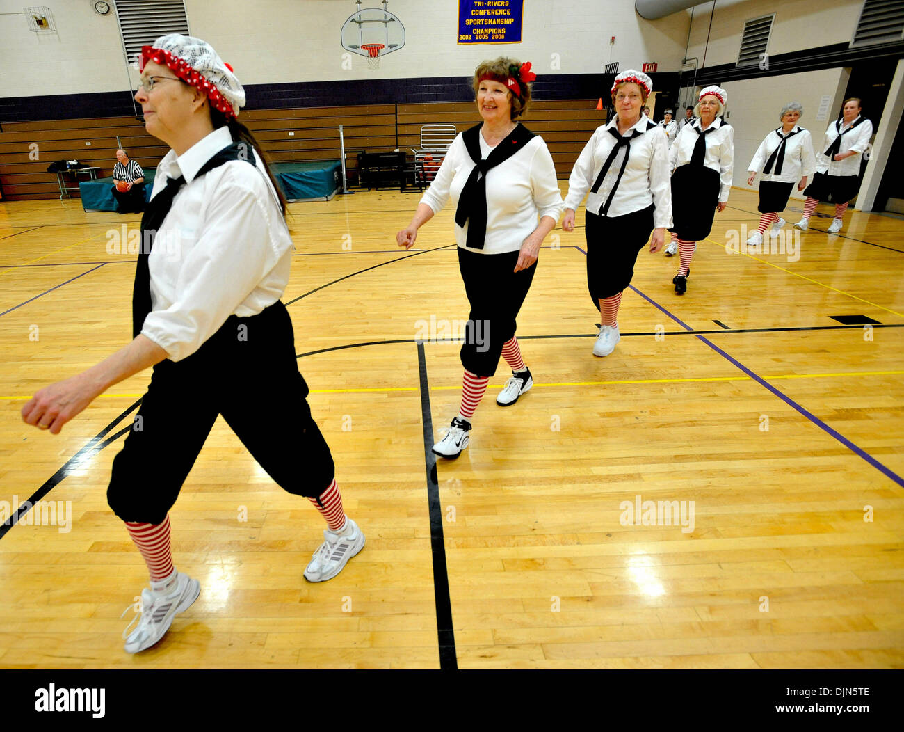 29. März 2008 - Alburnett, Iowa, USA - der Nordosten Iowa Great Dames Datei auf den Hof für ihre Oma-Basketball-Liga-Spiel am Alburnett Gymnasium Gymnasium. Offen für Frauen im Alter von 50 und gespielt von Regeln geändert von denen in den 1920er Jahren gegründet Oma Basketball geworden ist ein Mini-Phänomen in Iowa und anderen mittleren Westen der Staaten, als Frauen eines bestimmten Alters, finden Sie unter Stockfoto