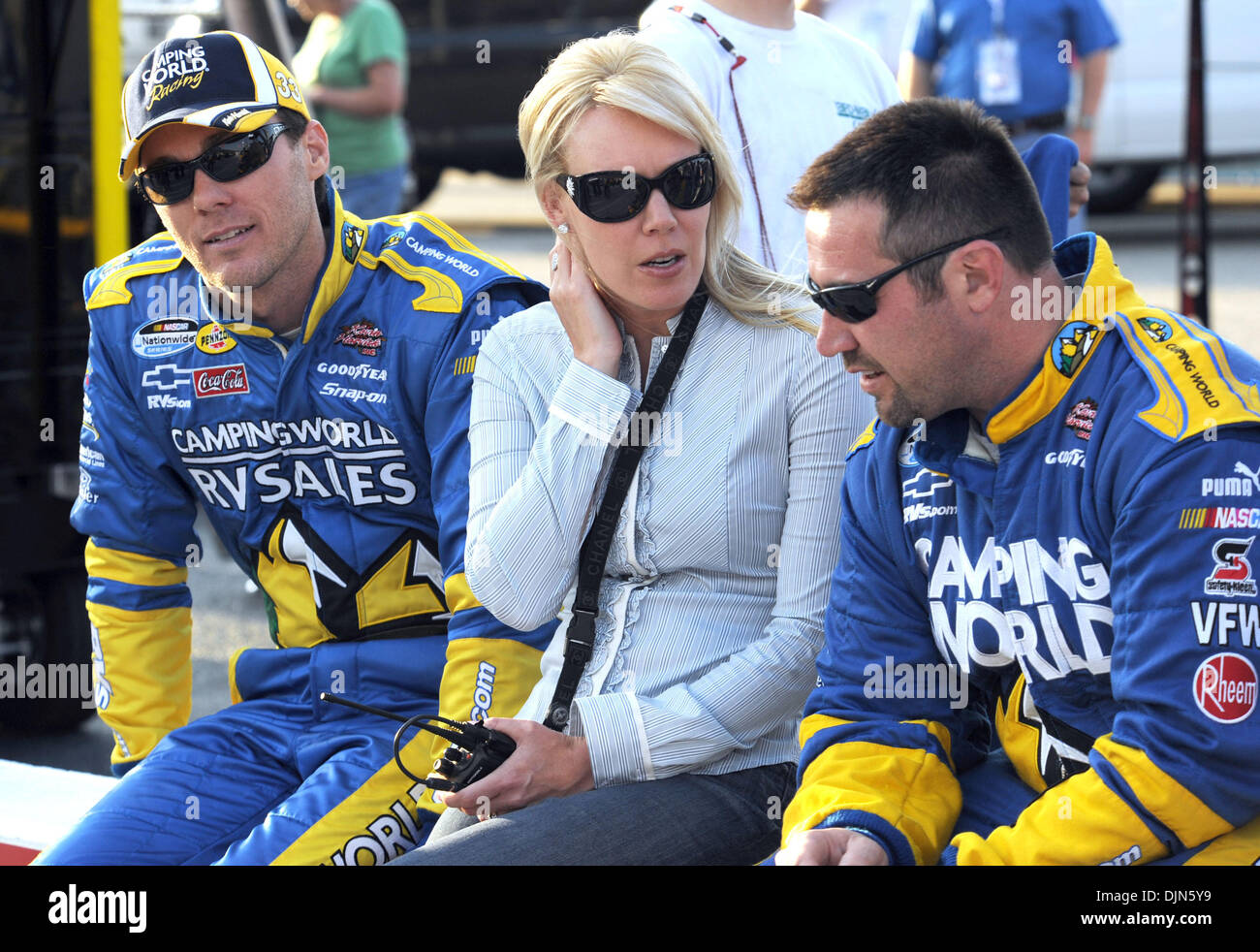 9. Mai 2008 bereitet - Darlington, South Carolina, USA - Nascar Nationwide Series Fahrer KEVIN HARVICK (L) zusammen mit seiner Frau zur Teilnahme an der Diamond Hill Sperrholz 200 auf dem Darlington Raceway.  (Bild Kredit: ZUMApress.com) Stockfoto