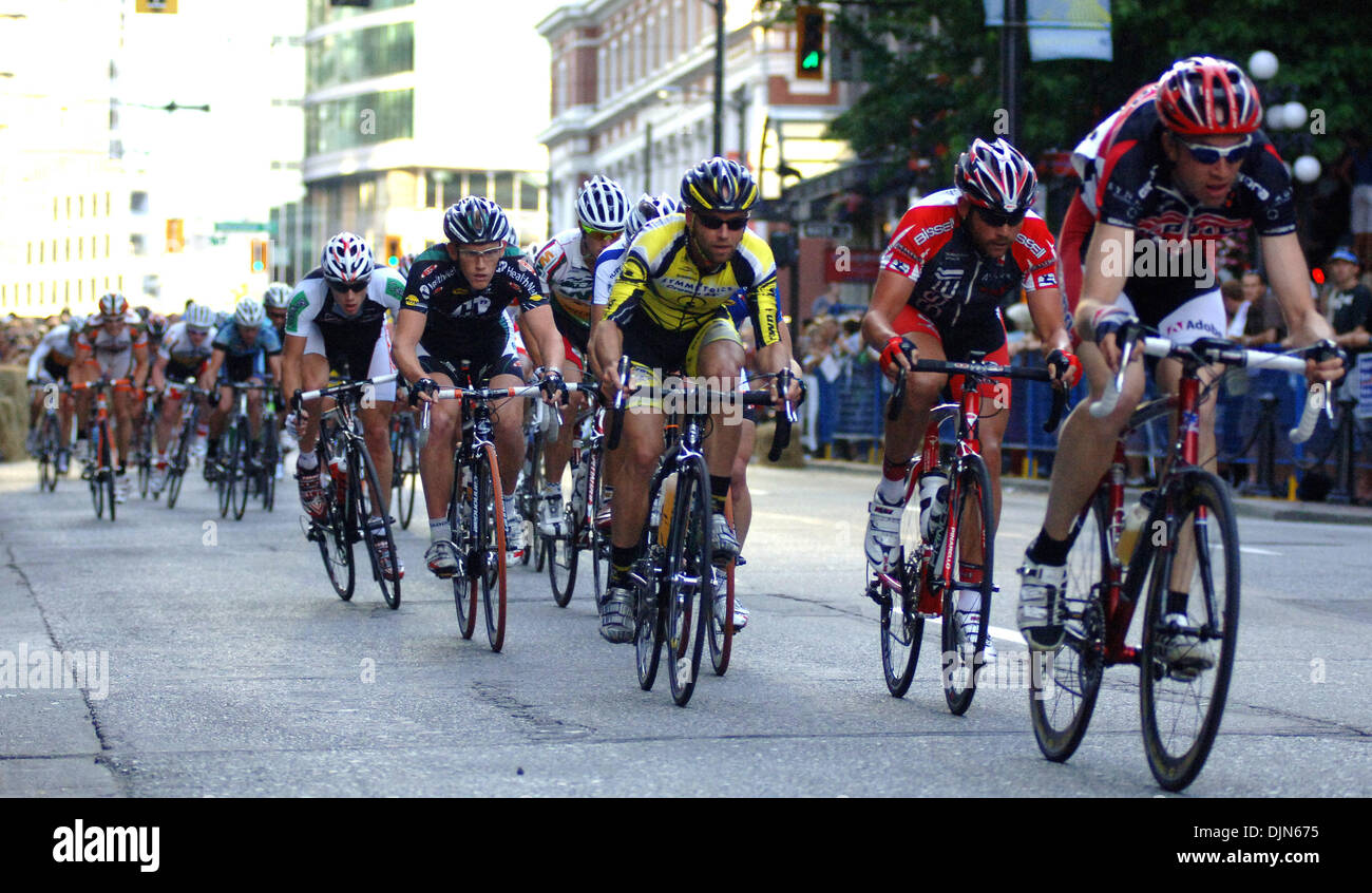 16. Juli 2008 - Vancouver, British Columbia, Kanada - Männer konkurrieren in 2008 Radrennen Tour de Gastown in Vancouver. (Kredit-Bild: © Sergej Bachlakov/ZUMApress.com) Stockfoto