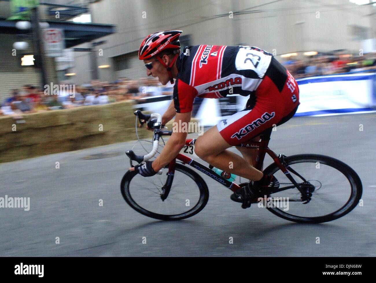 16. Juli 2008 - Vancouver, British Columbia, Kanada - Männer konkurrieren in 2008 Radrennen Tour de Gastown in Vancouver. (Kredit-Bild: © Sergej Bachlakov/ZUMApress.com) Stockfoto