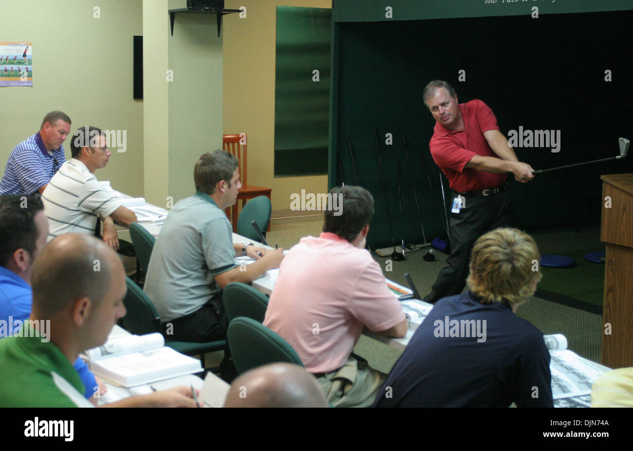 PT 306920 repo academy 1 der 3. MIKE RIESENJUBEL |  Zeiten. (28.05.2009 ALTAMONTE SPRINGS--lehrt PGA master professional Bruce Martin Golf Grundlagen-Klasse am Golf Academy of Amerika Orlando Branch. (Kredit-Bild: © St. Petersburg Times / ZUMA Press) Stockfoto