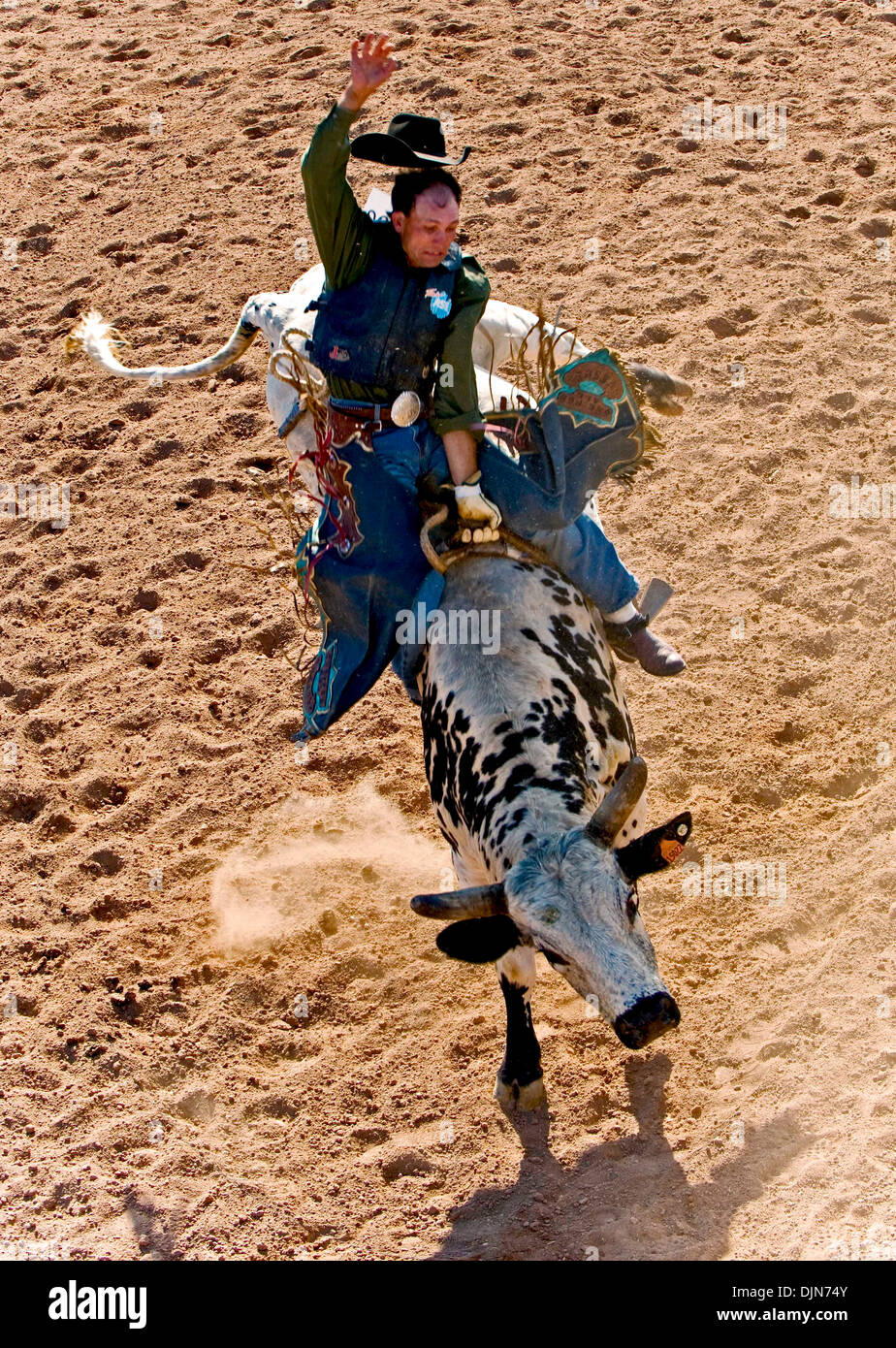 3. Oktober 2008 tritt im Bullenreiten Schaltung-Haltestelle National Senior Pro Rodeo Association in Las Vegas - Las Vegas, Nevada, USA - A Cowboy. Männliche und weibliche Rodeo Interpreten Alter 40 plus konkurrieren für NSPRA Preisgeld in sanktionierten Veranstaltungen das ganze Jahr über 20 US-Bundesstaaten und drei kanadischen Provinzen. (Kredit-Bild: © Brian Cahn/ZUMA Press) Stockfoto