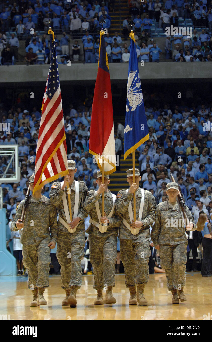 4. März 2008 - Chapel Hill, North Carolina, USA - Carolina Tarheels Armee ROTC präsentieren die amerikanische Flagge, Old Glory, Stars And Stripes vor dem Start des College Basketball-Spiel als die University of North Carolina Tarheels Niederlage der Florida State Seminolen mit einem Endstand von 90-77 wie sie die Dean Smith Center befindet sich in Chapel Hill gespielt. (Kredit-Bild: © Jason Moore/ZUMA Stockfoto