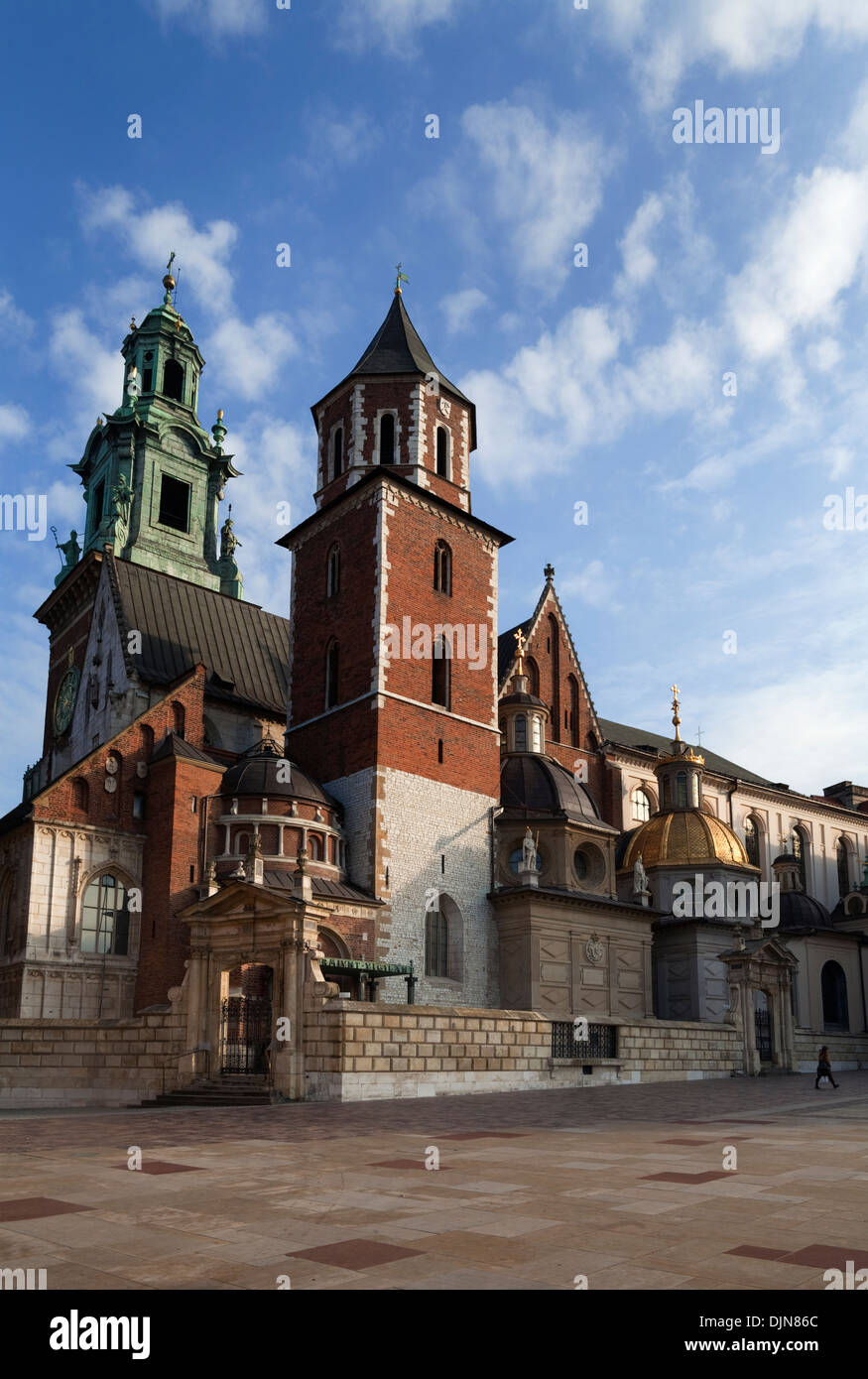 Der Turm der Wawel-Kathedrale und Kuppeln über die Sigismund-Kapelle, 11. Jahrhundert Königsschloss auf dem Wawel-Hügel, Krakau, Polen Stockfoto