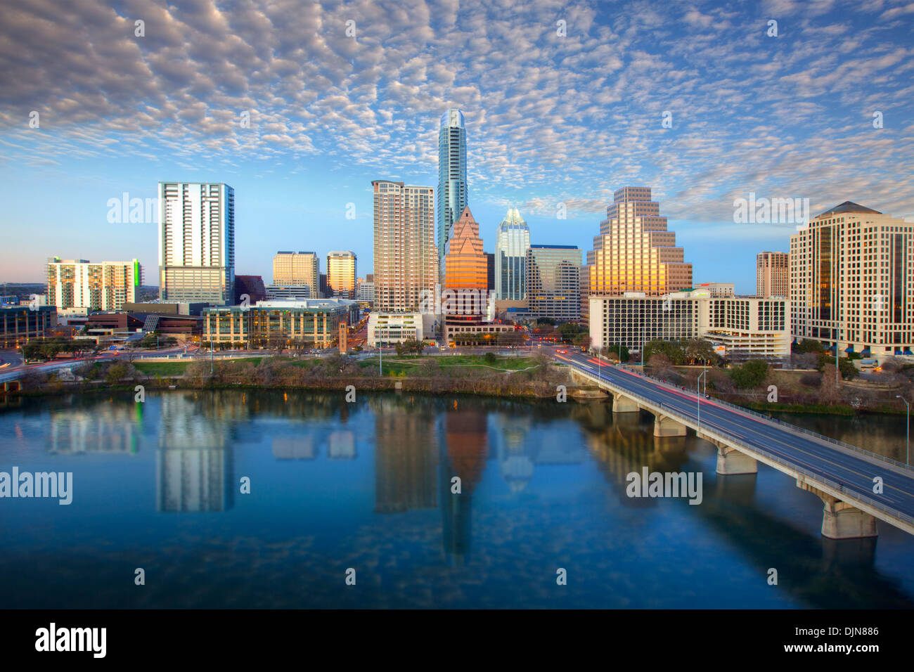 Die Skyline von Austin in Austin, Texas, scheint an einem späten Nachmittag. Die legendären Austin Hochhäuser spiegeln sich in Lady Bird Lake. Stockfoto