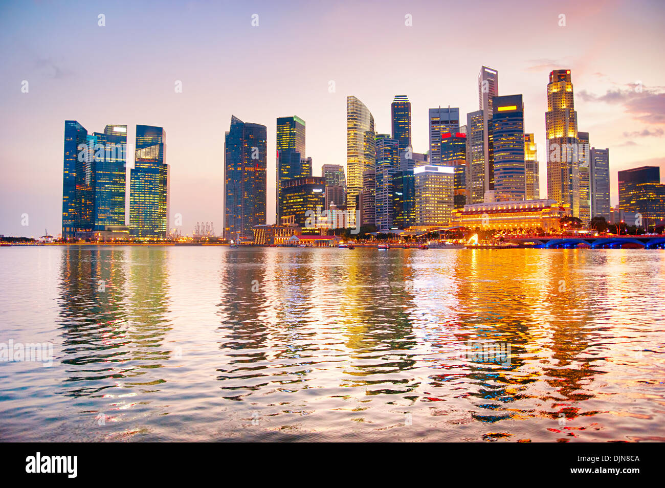 Skyline von Singapur eine schöne Dämmerung Stockfoto